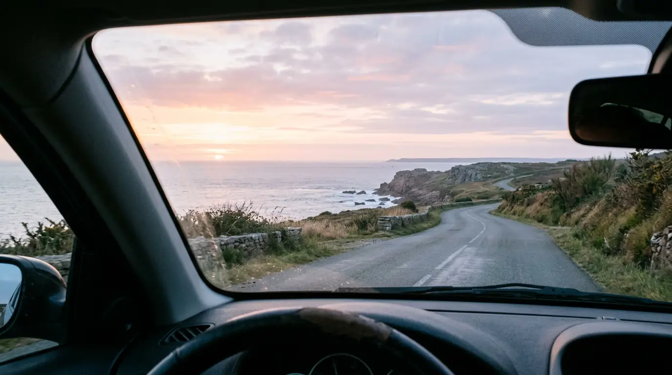 Route côtière bretonne au petit matin vue depuis l'intérieur d'une voiture