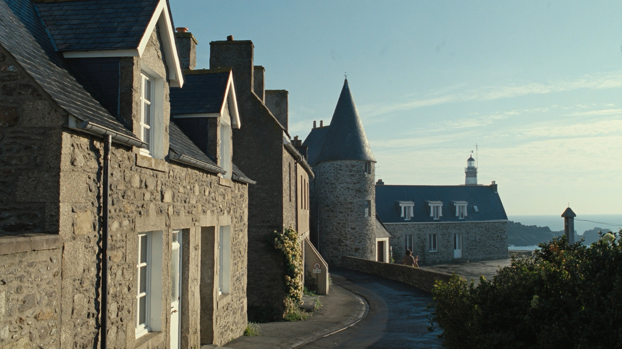 Rue de village breton au petit matin, maisons de granit gris et toits d ardoise, pave humide