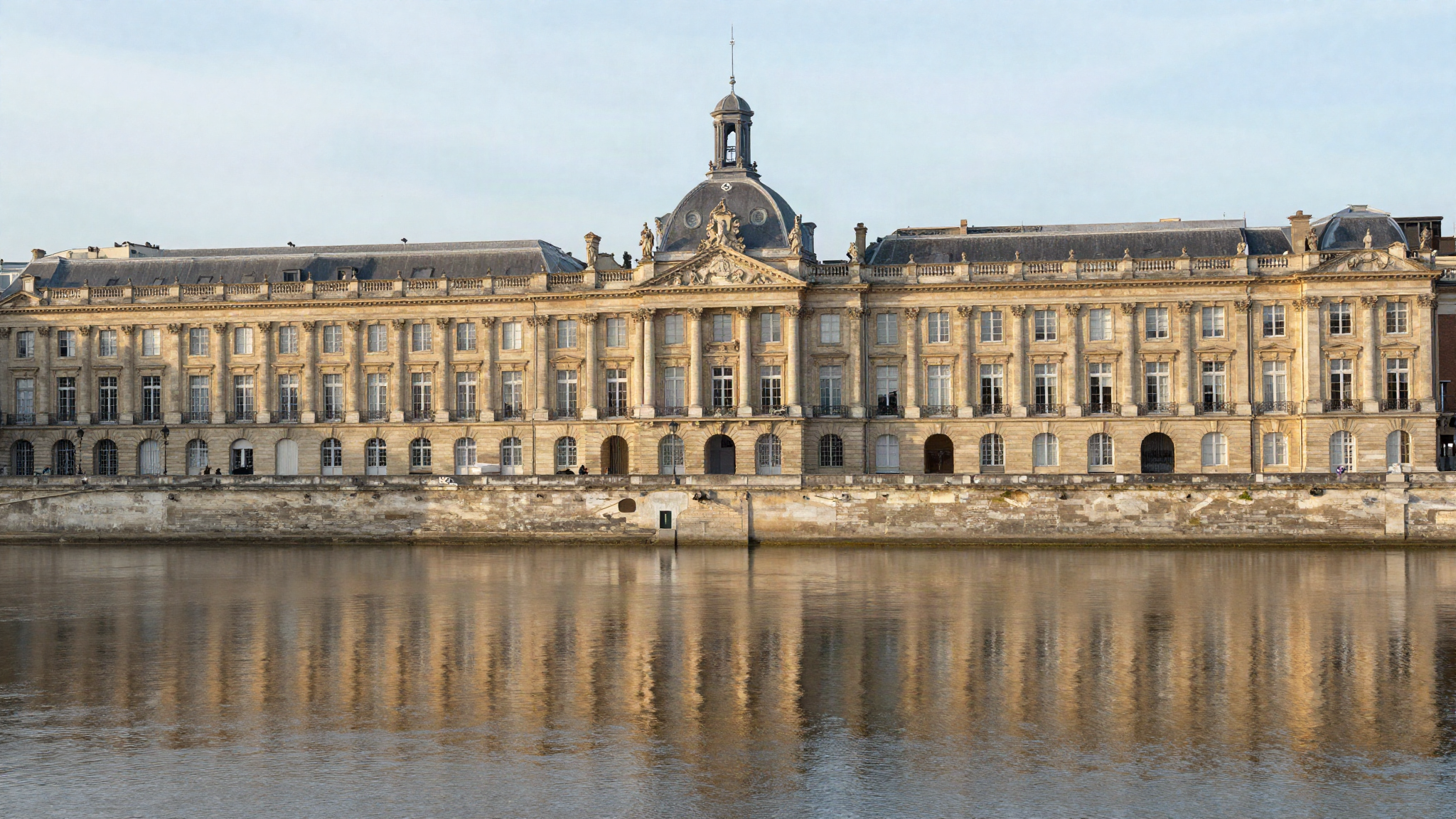 Facades classiques en pierre le long des quais de Bordeaux au petit matin