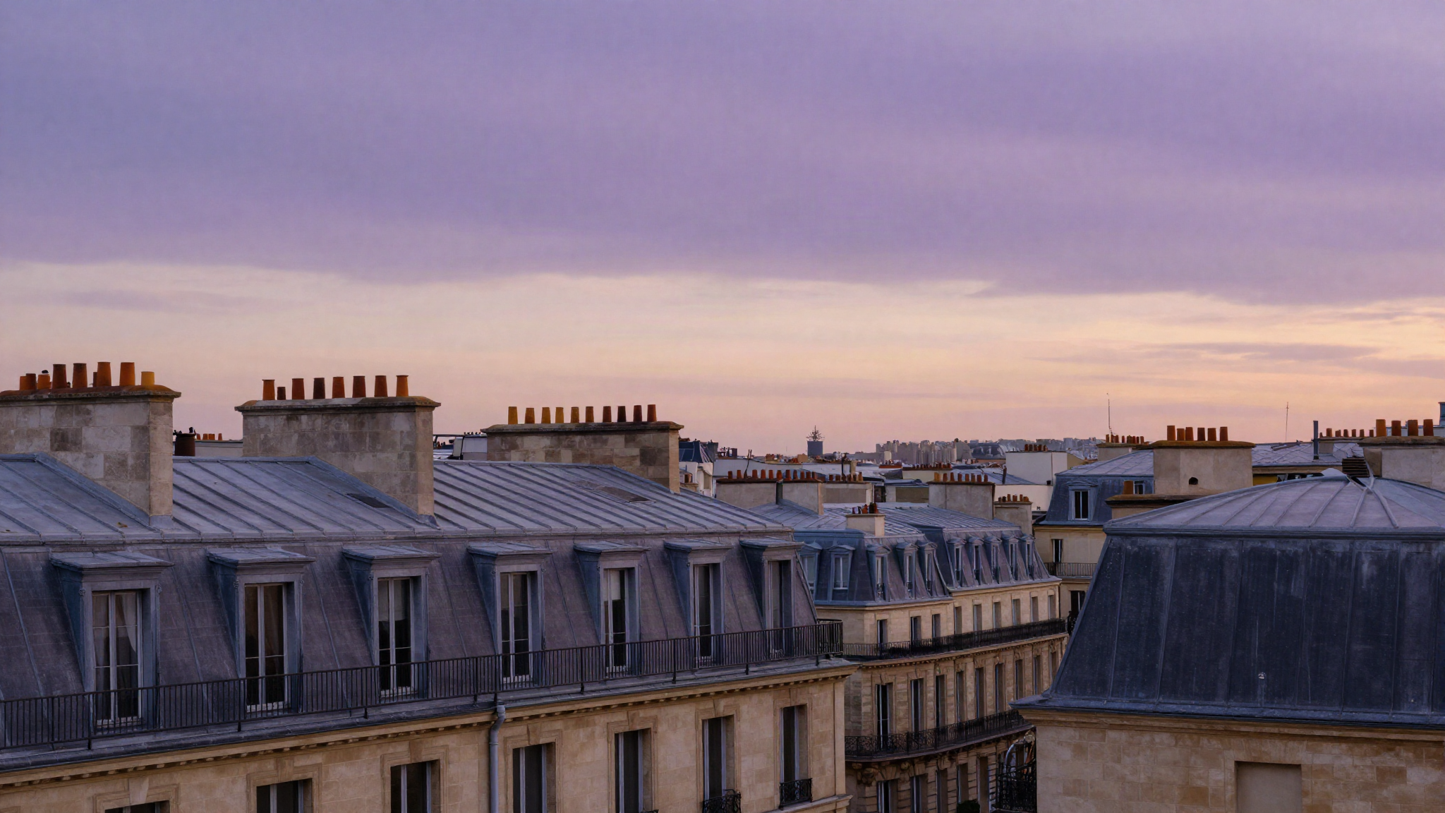 Toits de zinc parisiens au crepuscule, cheminees et facades haussmanniennes
