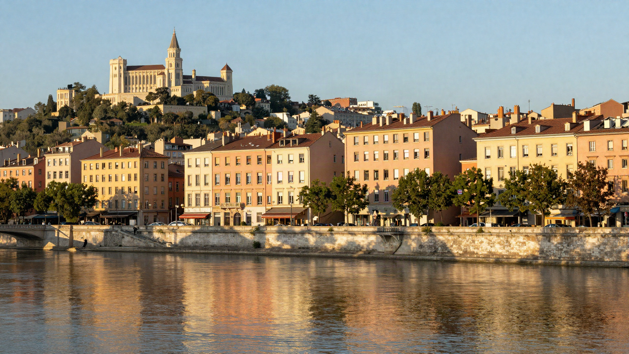 Quais de Saone a Lyon a la lumiere doree, facades ocre et rose refletees dans l eau