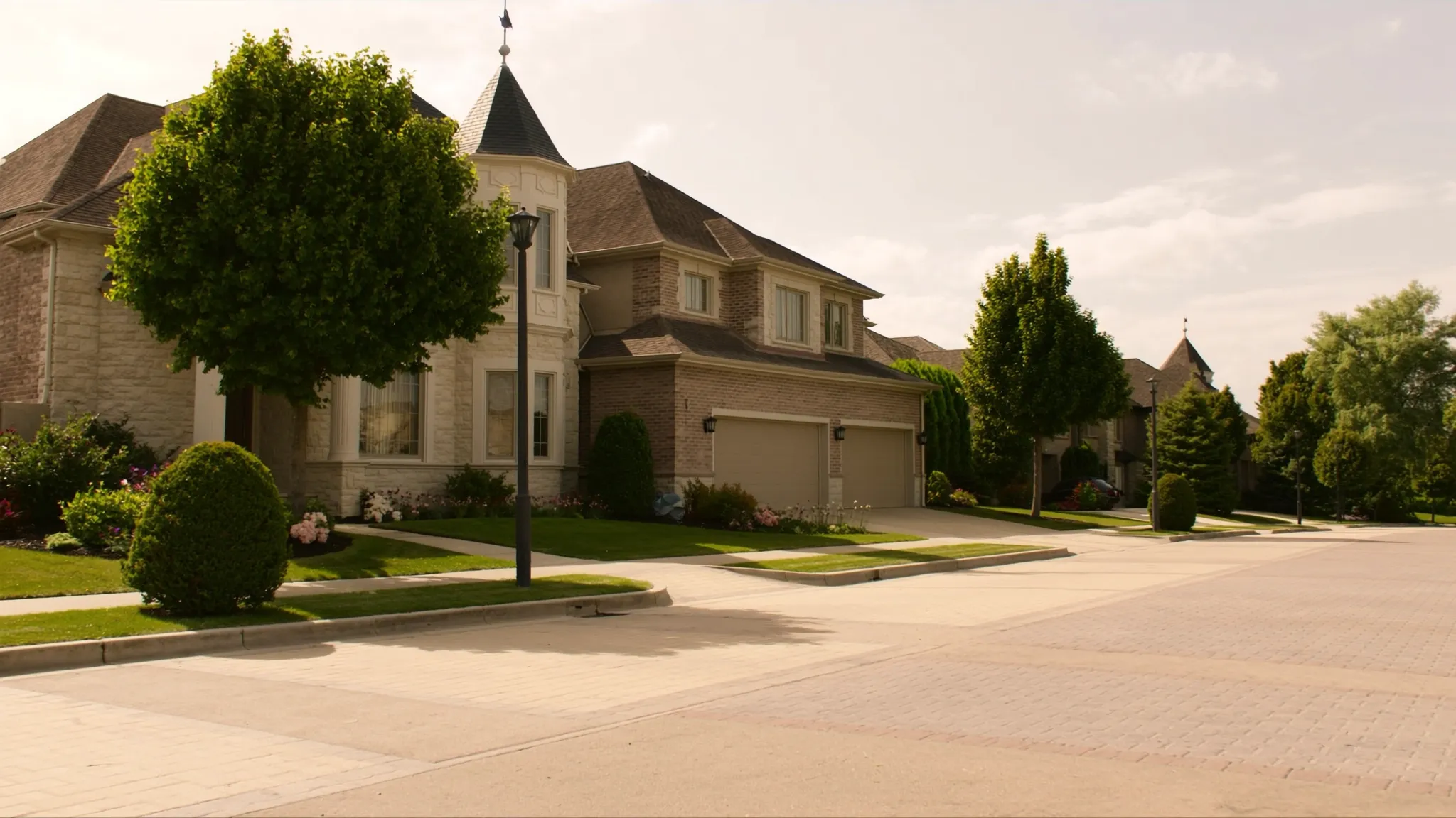 Upscale street of newer detached family homes in Vaughan, Ontario