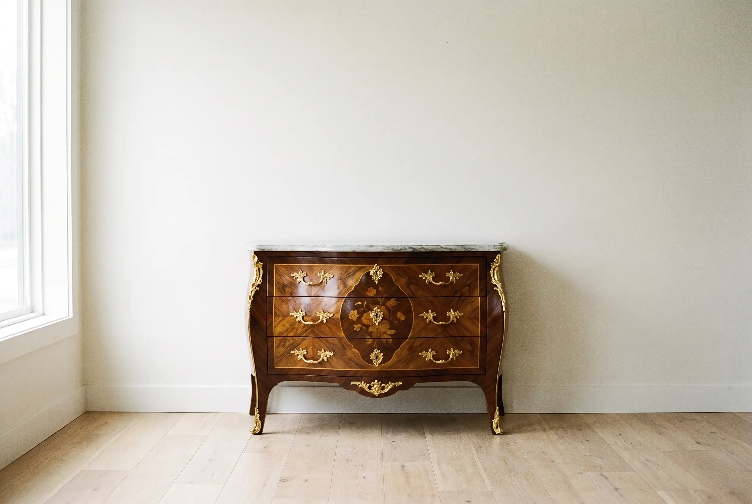 Commode marquetée après restauration