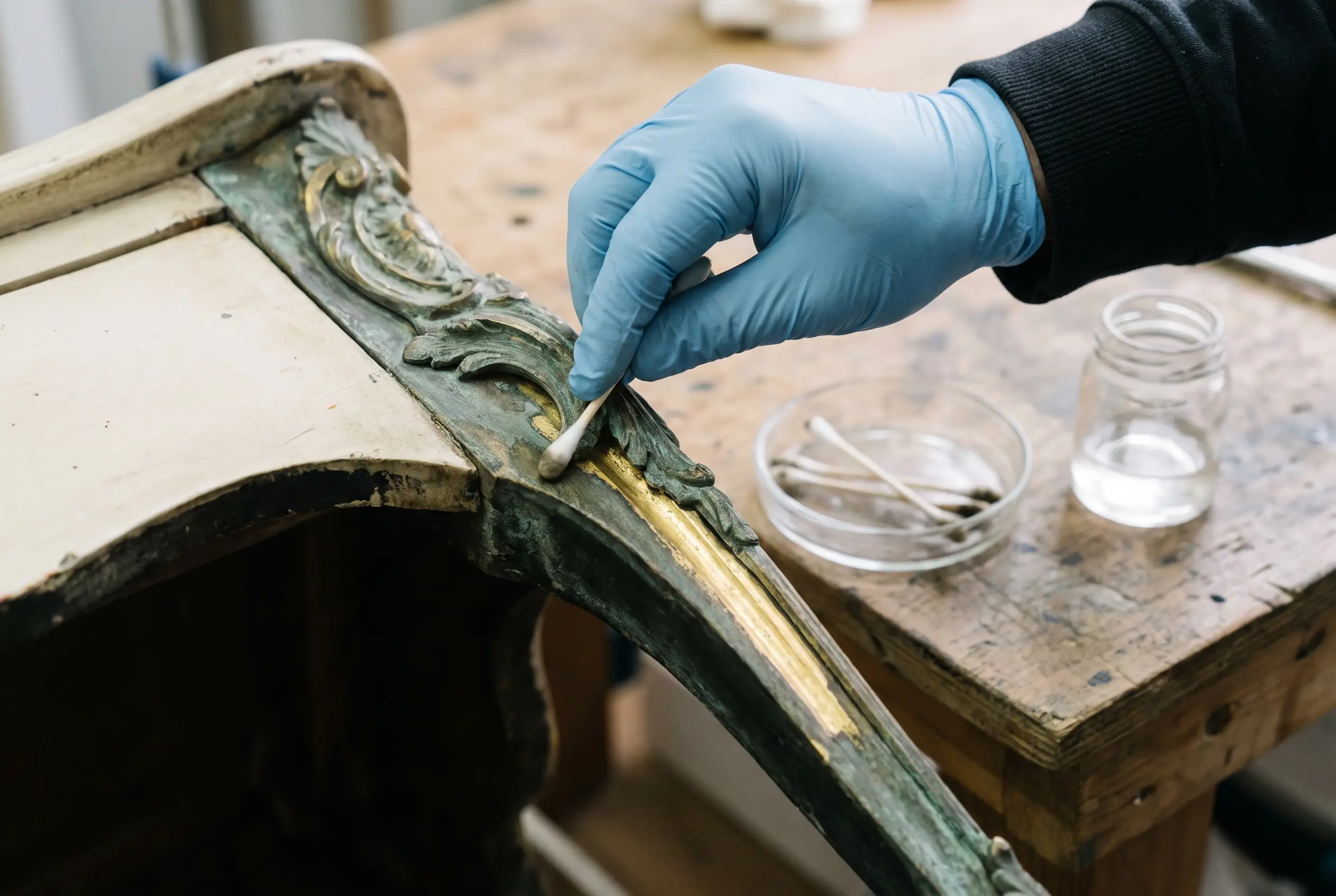 Nettoyage au coton-tige d’un bronze doré de commode