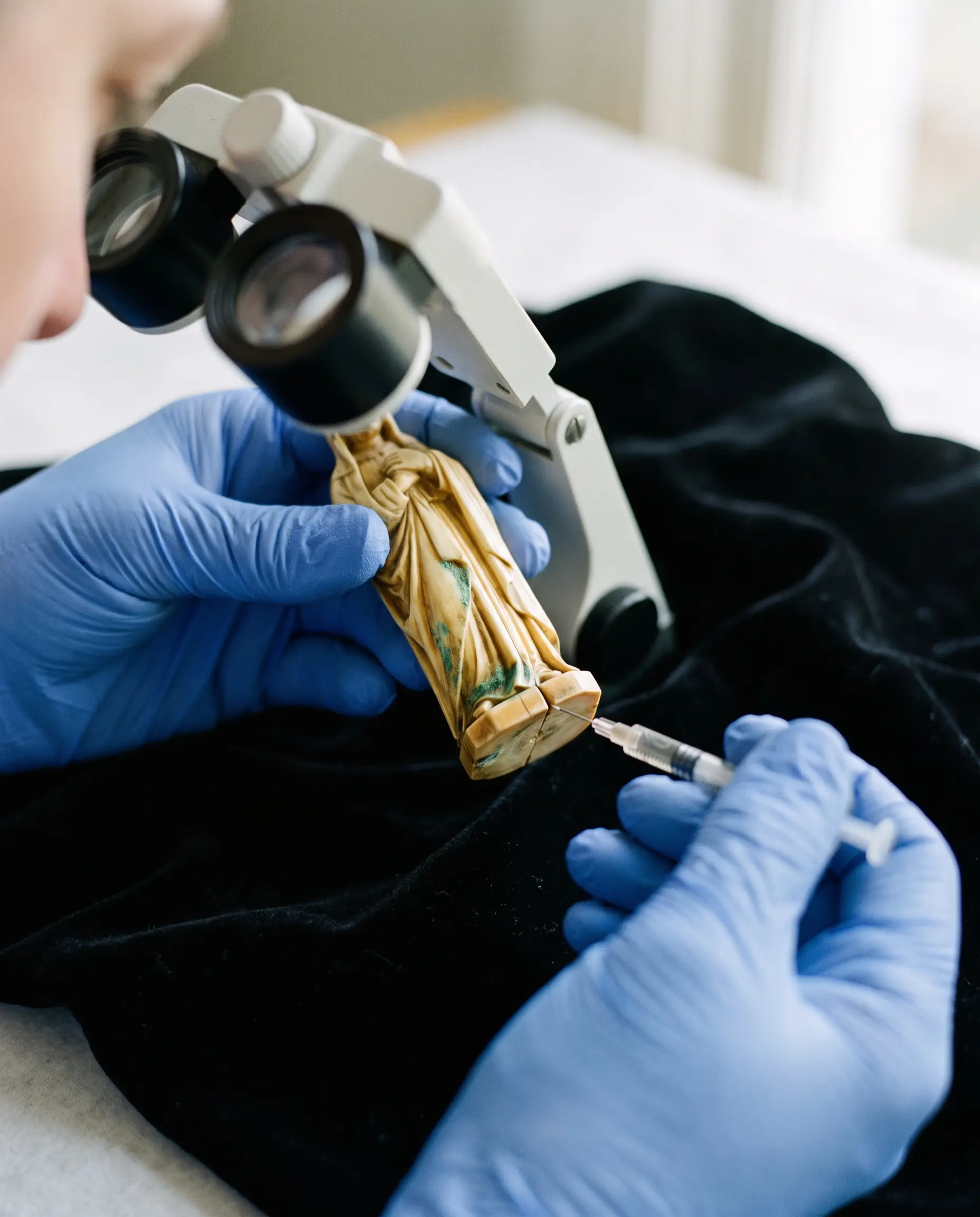 Geste de restauration : consolidation d’une fissure sur une statuette en ivoire