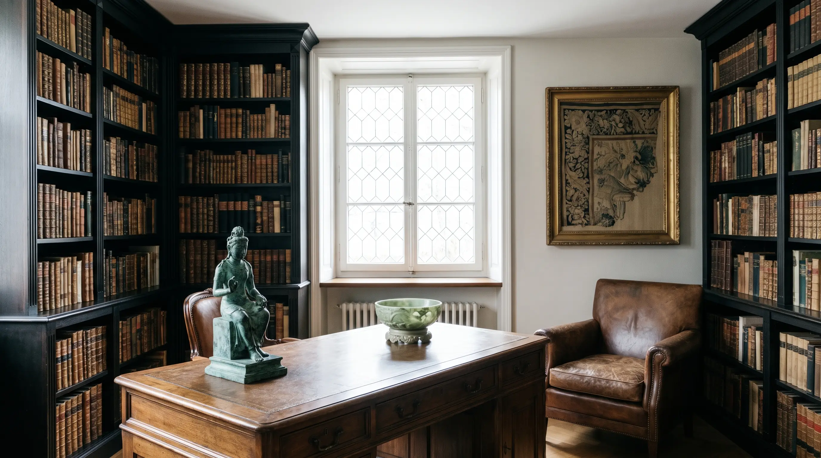 Bibliothèque privée avec bronze, jade et tapisserie encadrée