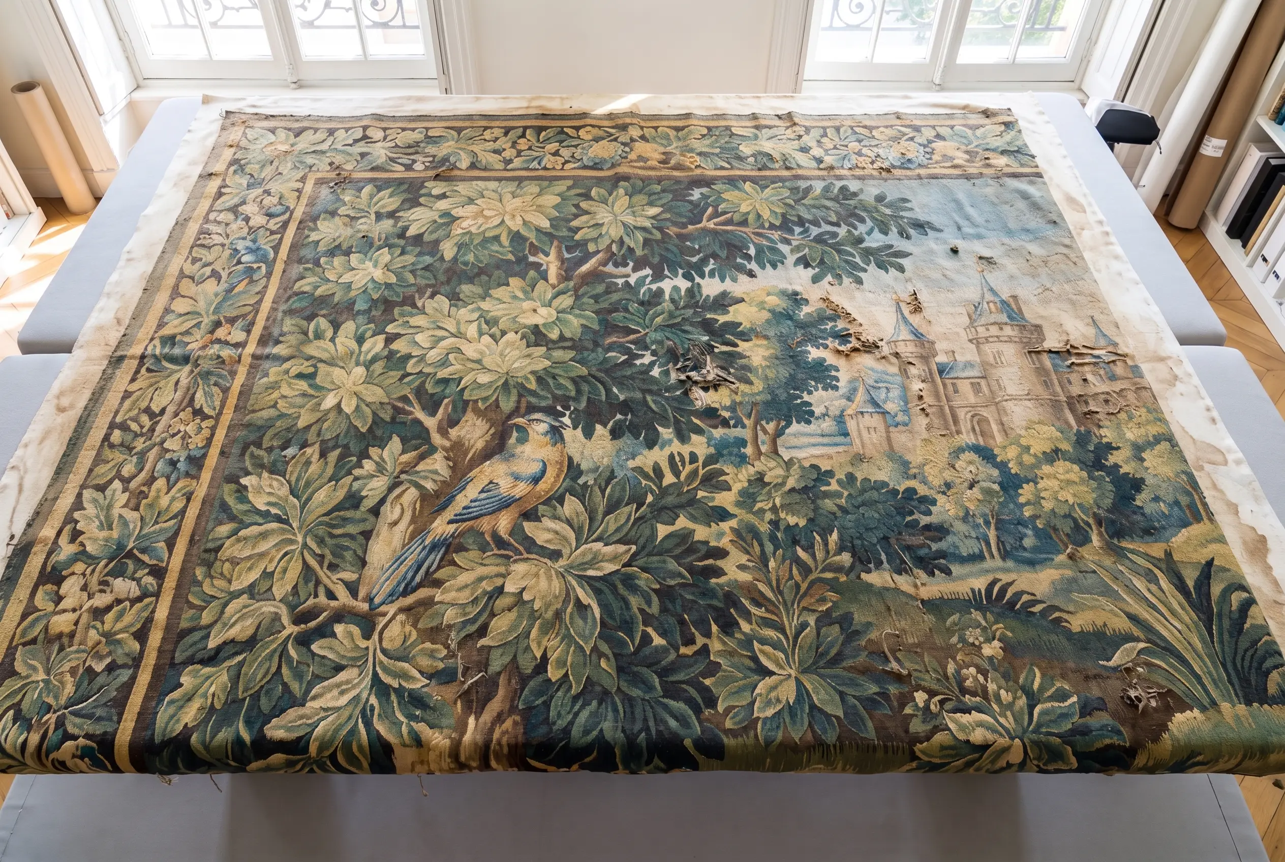 Tapisserie verdure avant restauration