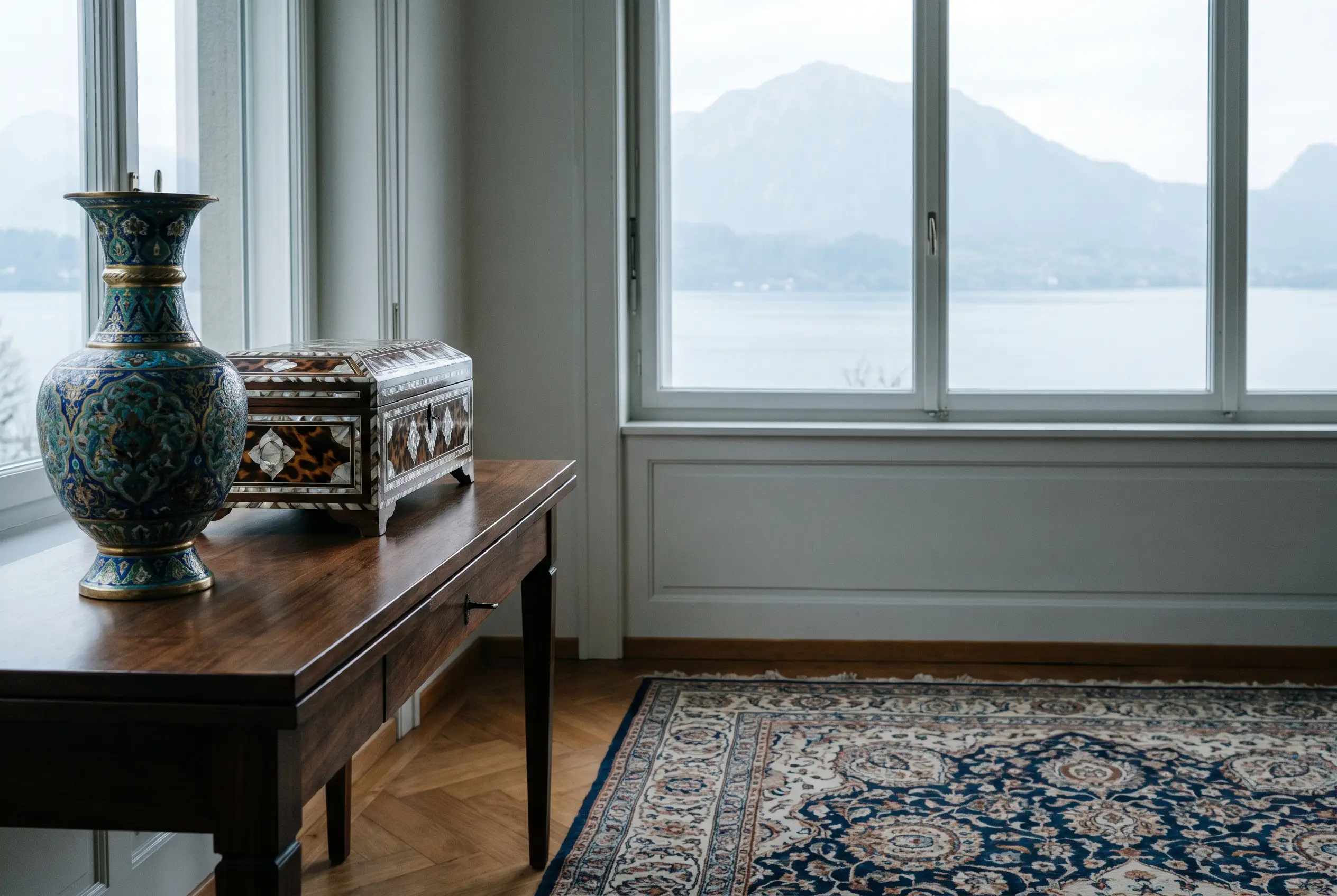 Vase persan émaillé et coffret ottoman sur une console, vue sur le lac