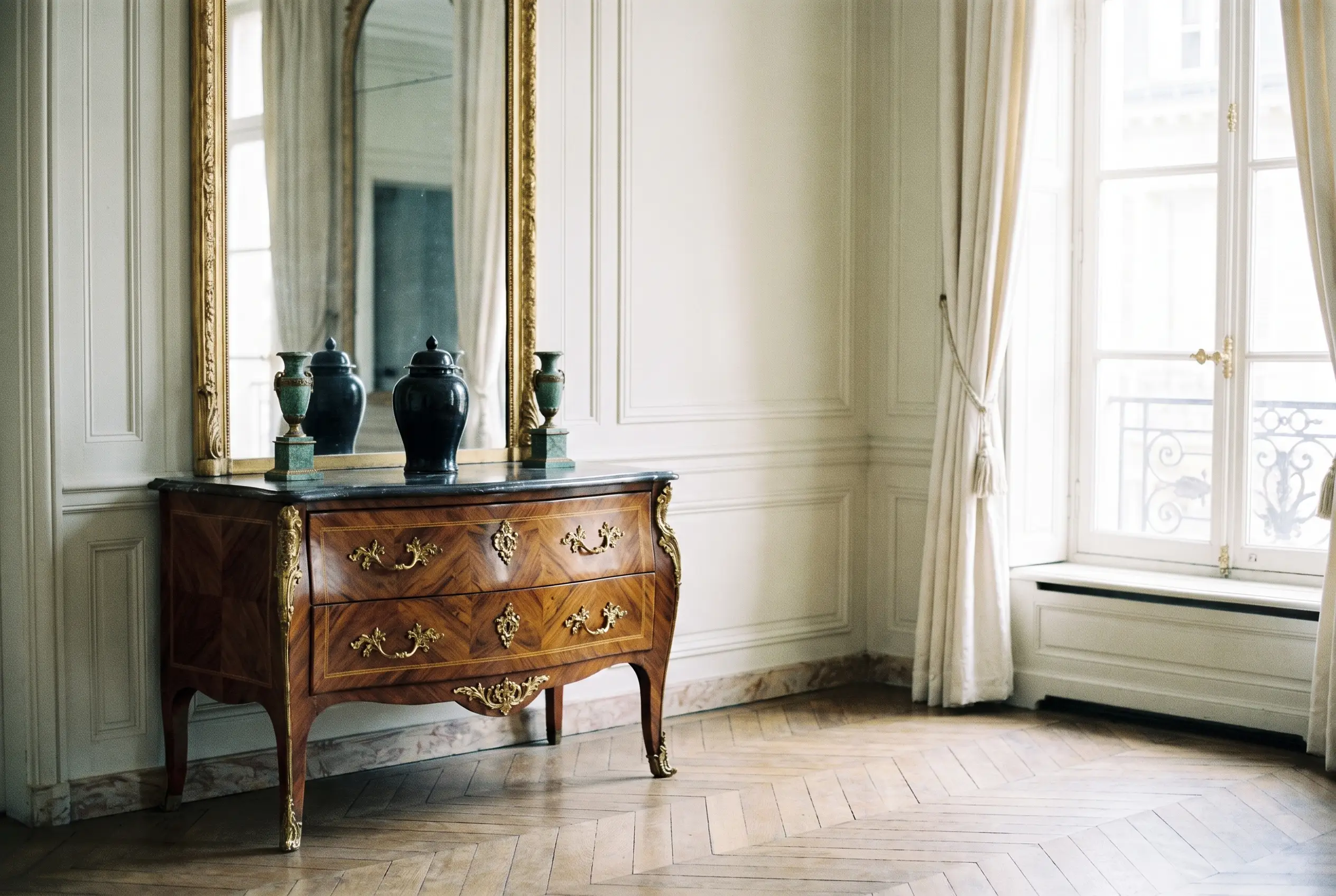 Commode marquetée restaurée dans un salon à parquet en point de Hongrie