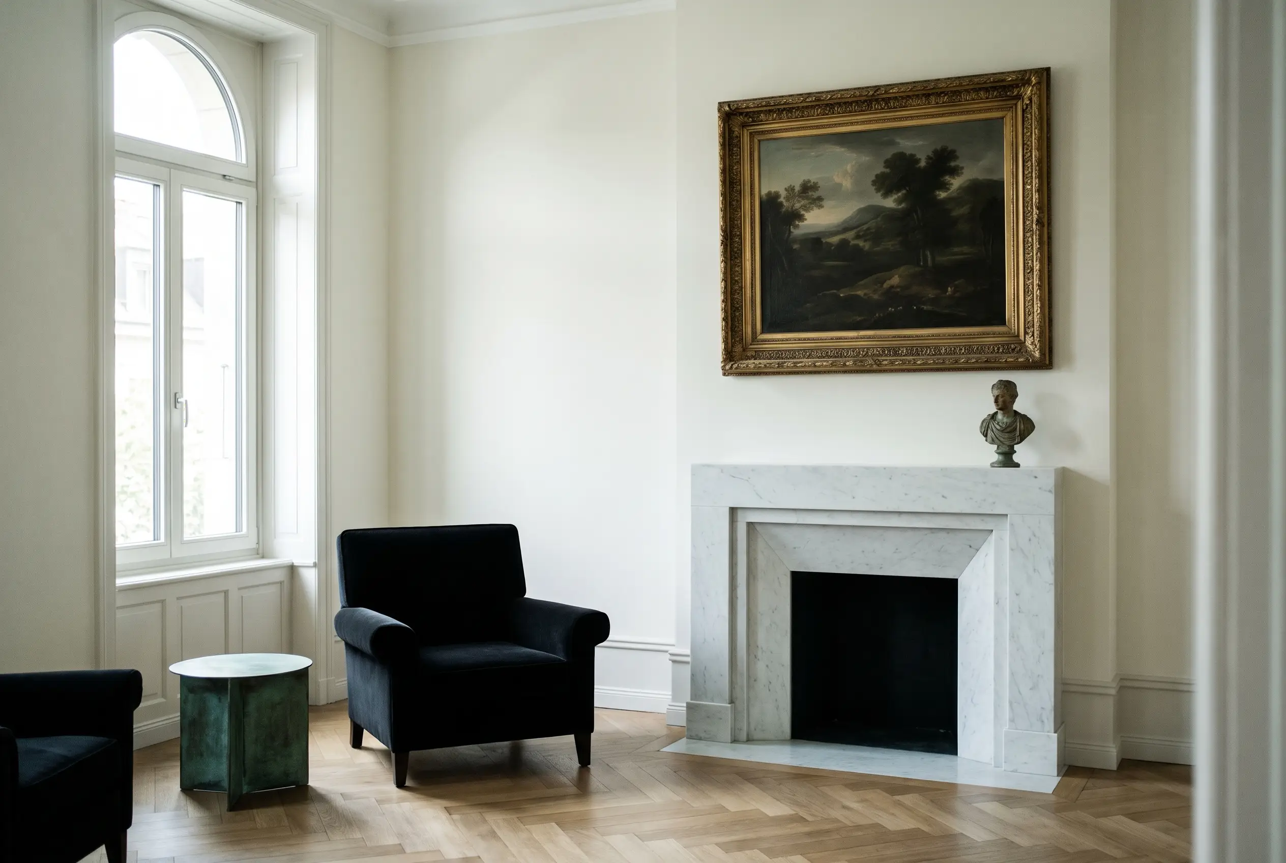 Paysage restauré au-dessus d’une cheminée en marbre, appartement genevois