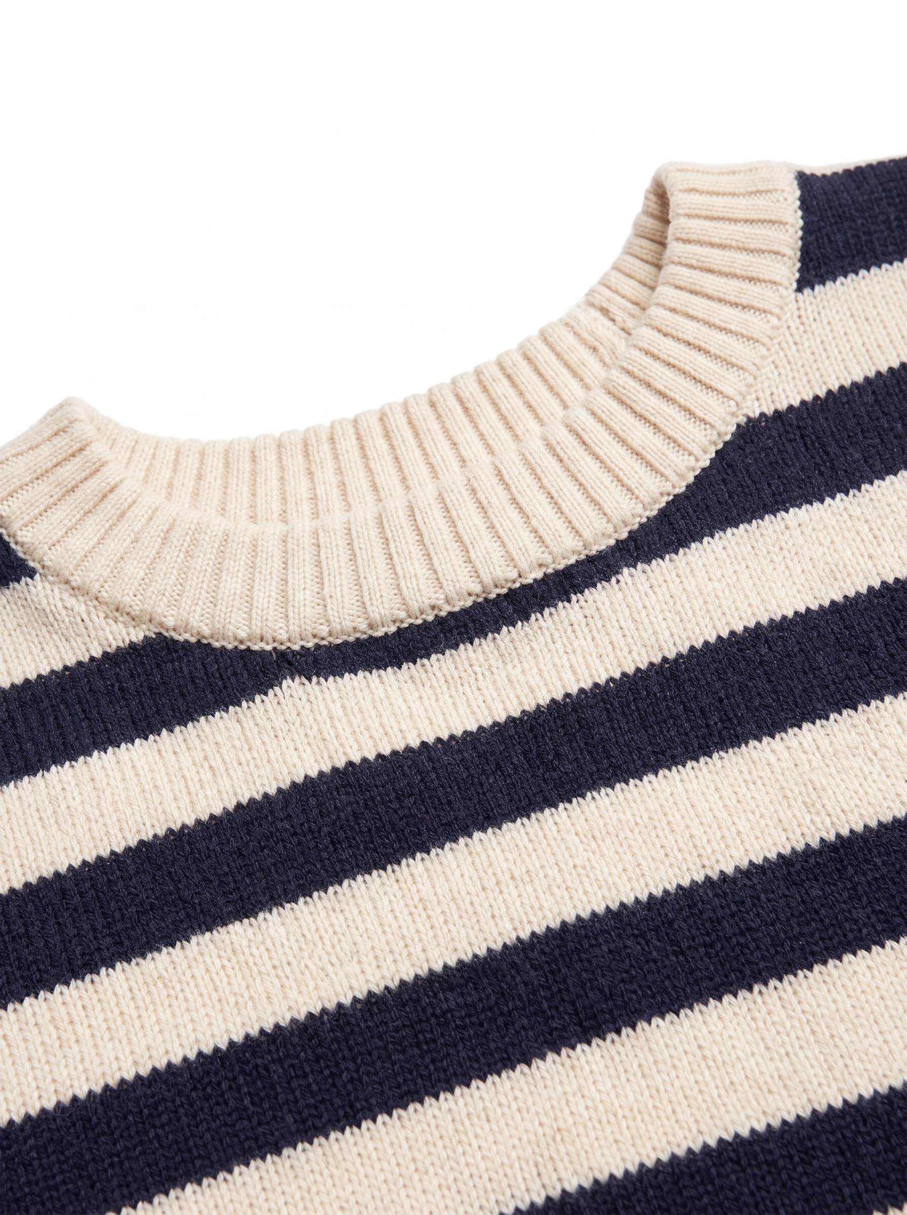 Ribbed collar and stripe detail
