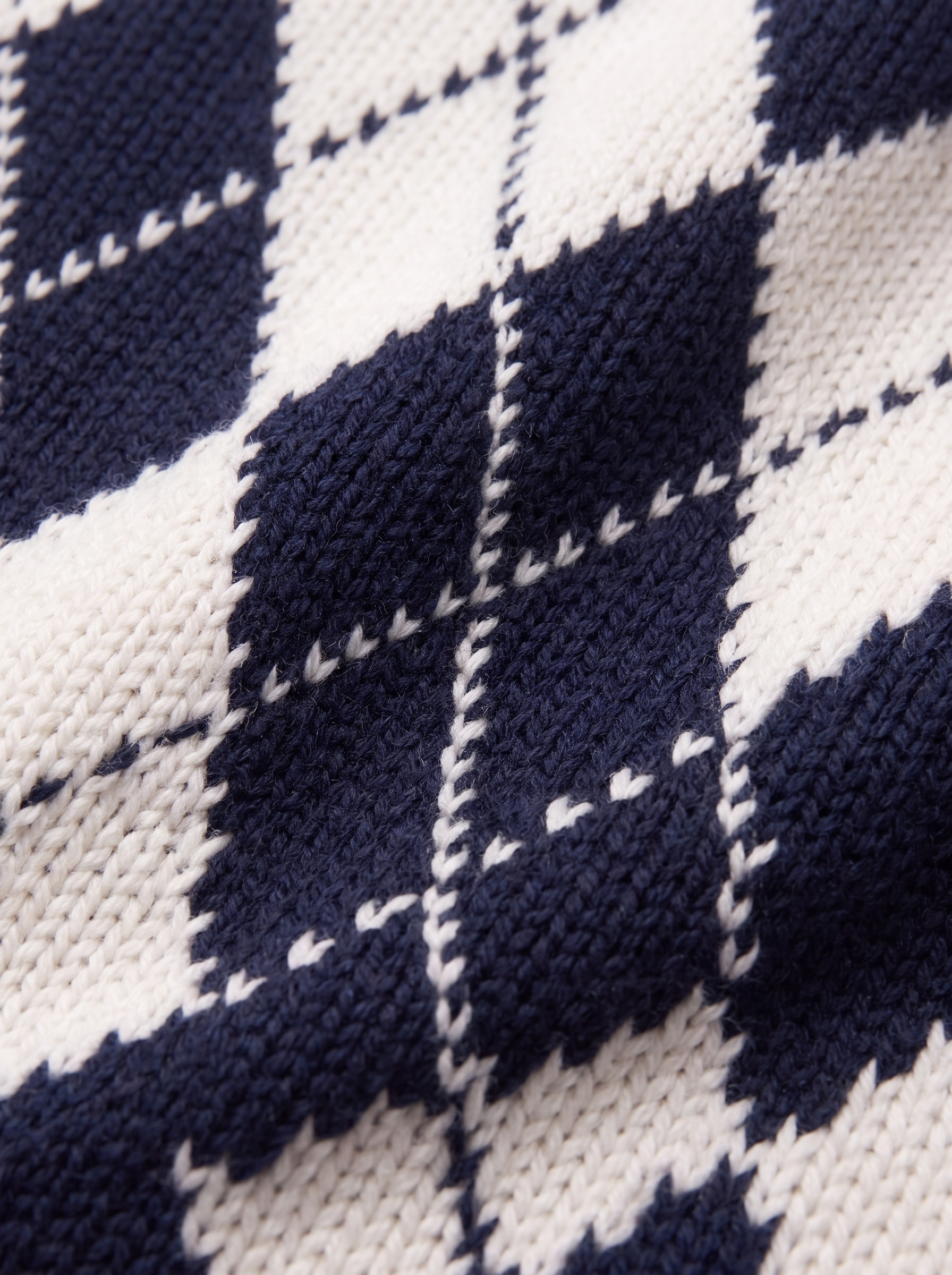 Argyle diamond pattern knit detail