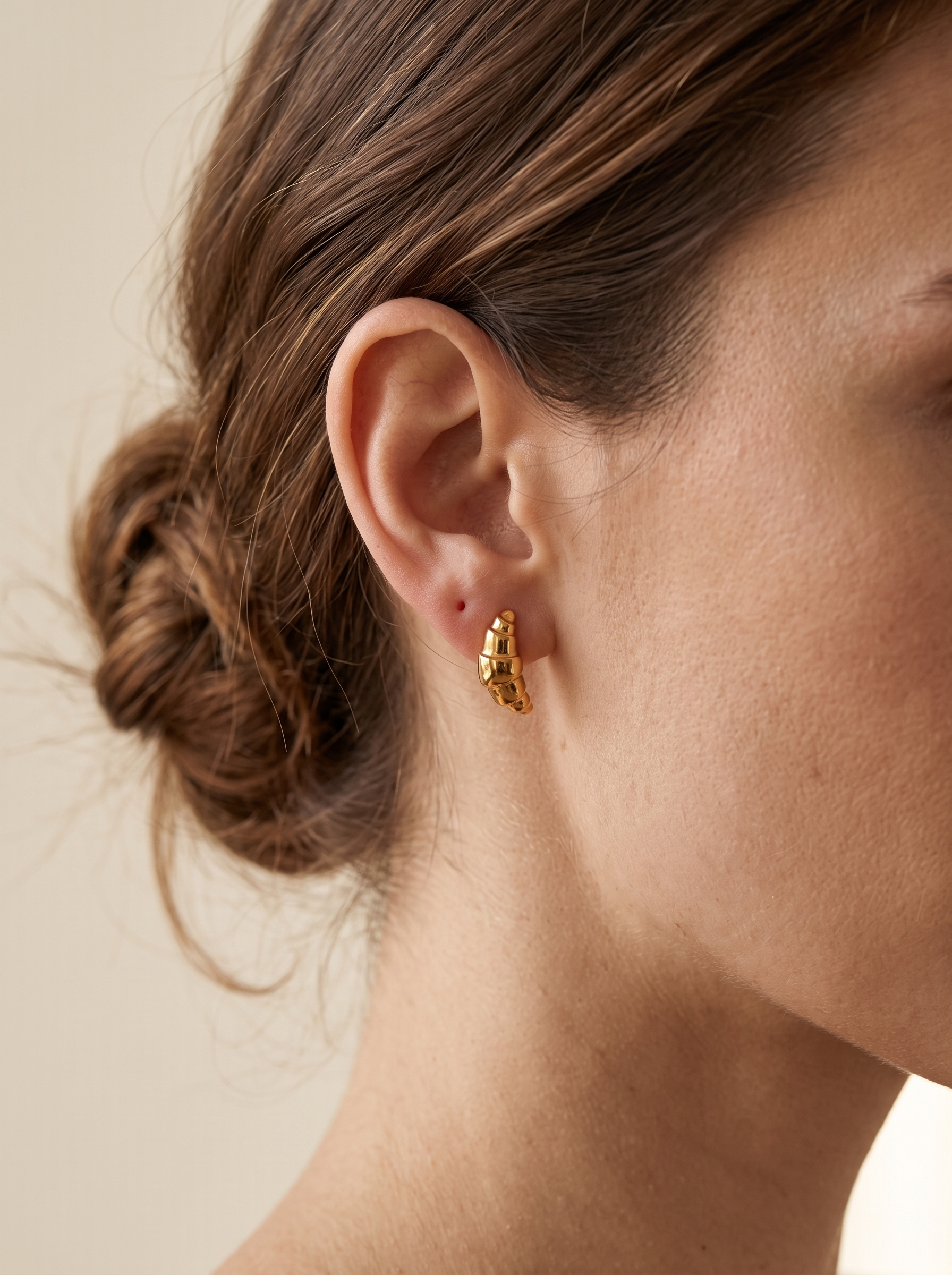 The croissant stud earring worn on the earlobe, Parisian portrait