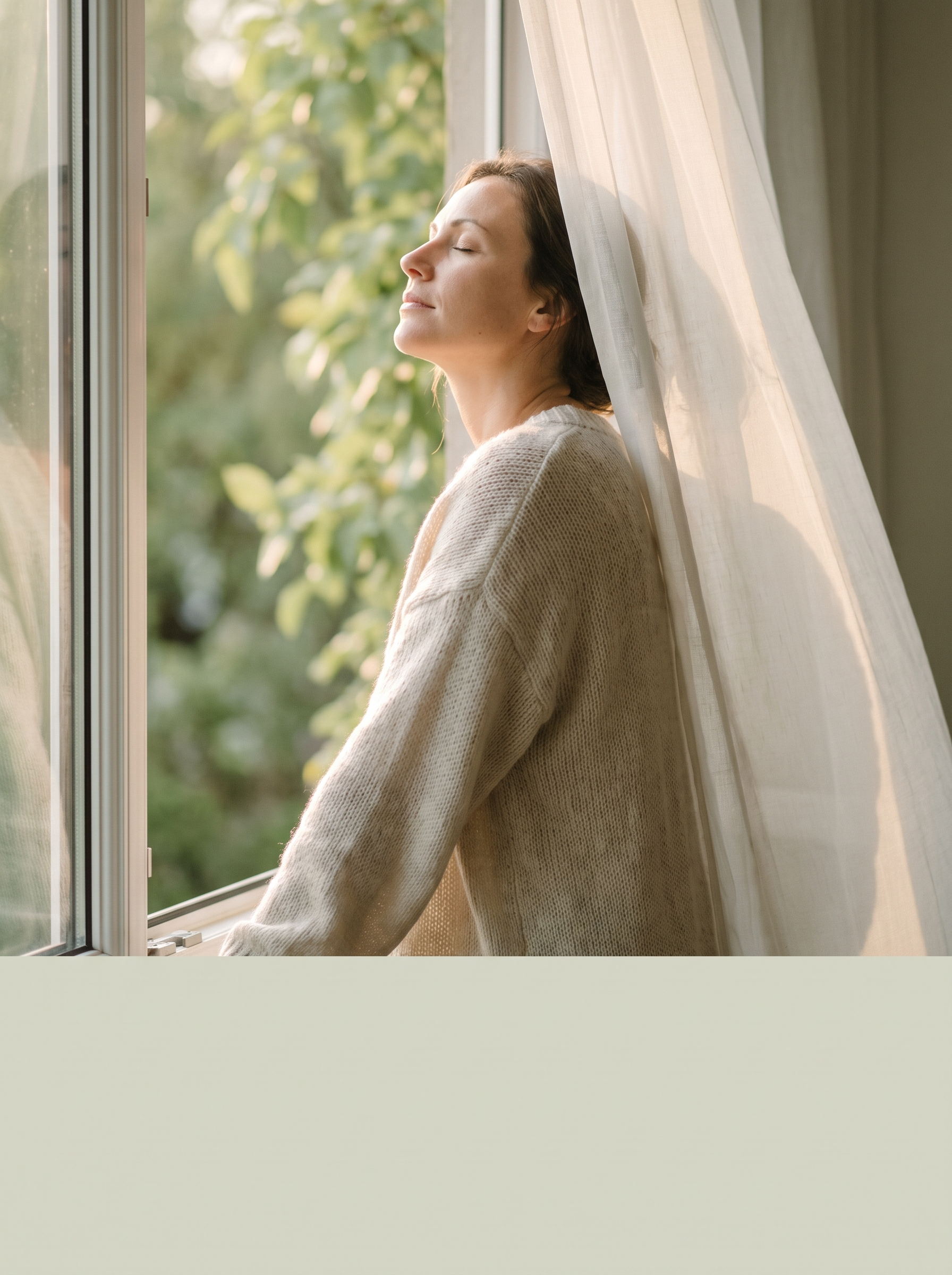 Femme respirant profondément par le nez devant une fenêtre ouverte au petit matin
