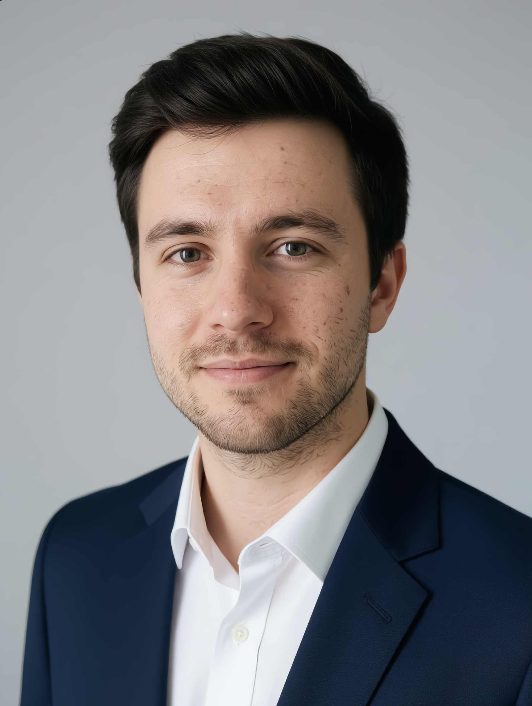 Nachher: professionelles Bewerbungsfoto (KI-generiert, fiktives Beispiel)