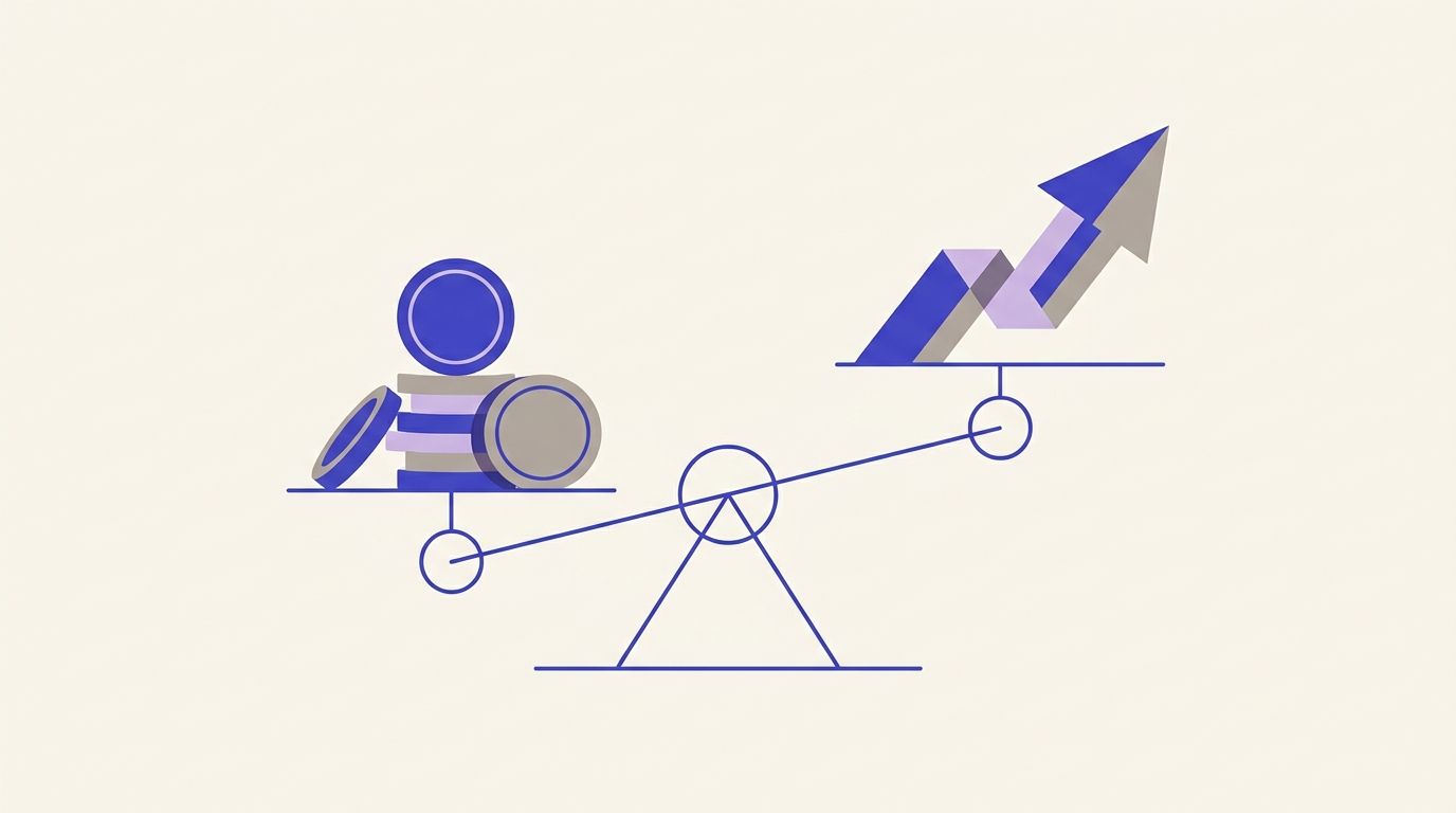Vlakke illustratie van een weegschaal met een stapel munten aan de ene kant en een stijgende pijl met grafiekblokken aan de andere kant, in MULTIMIND-indigo