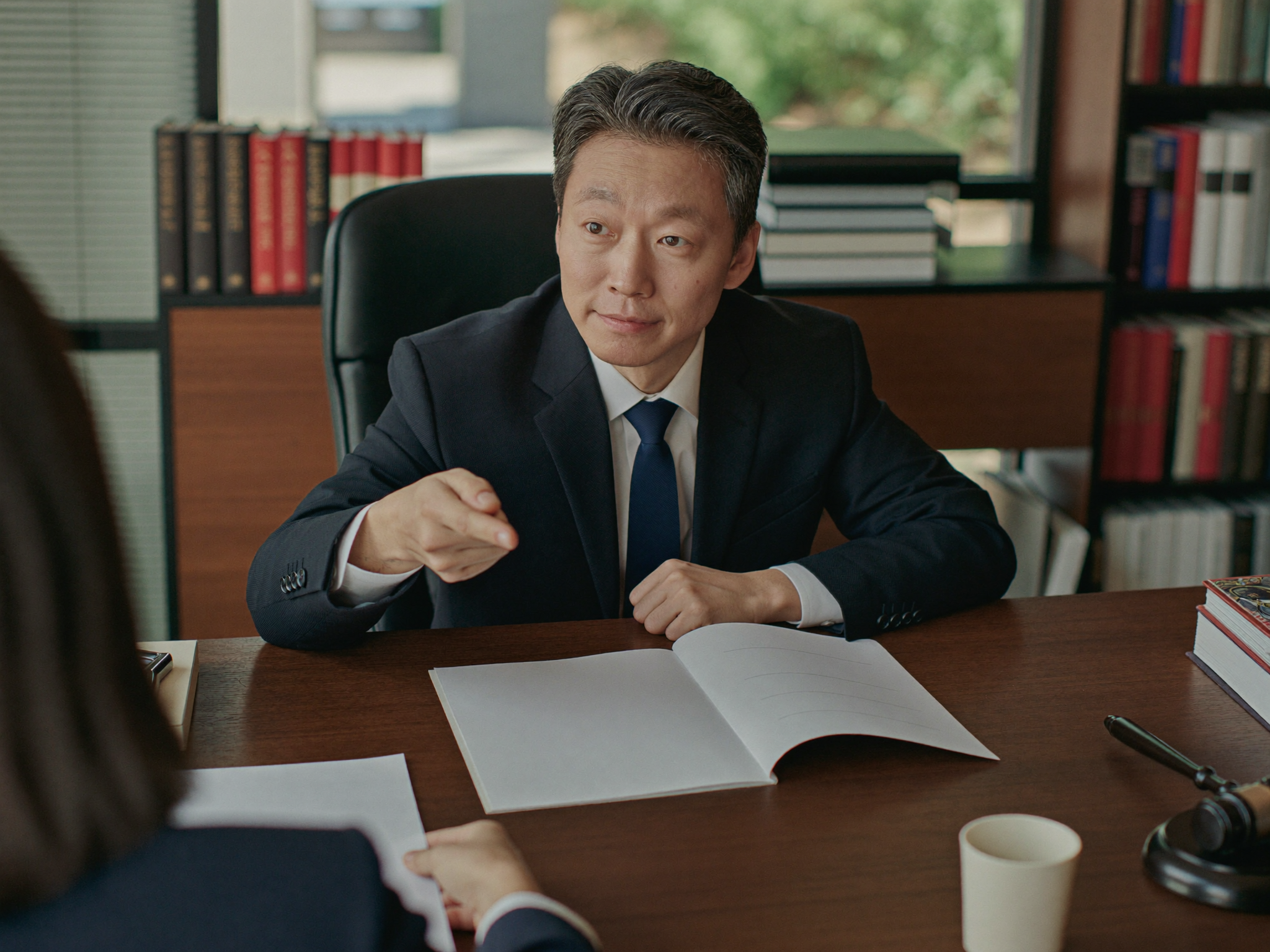 법률사무소에서 변호사가 의뢰인에게 사해행위취소소송 절차를 설명하는 상담 장면