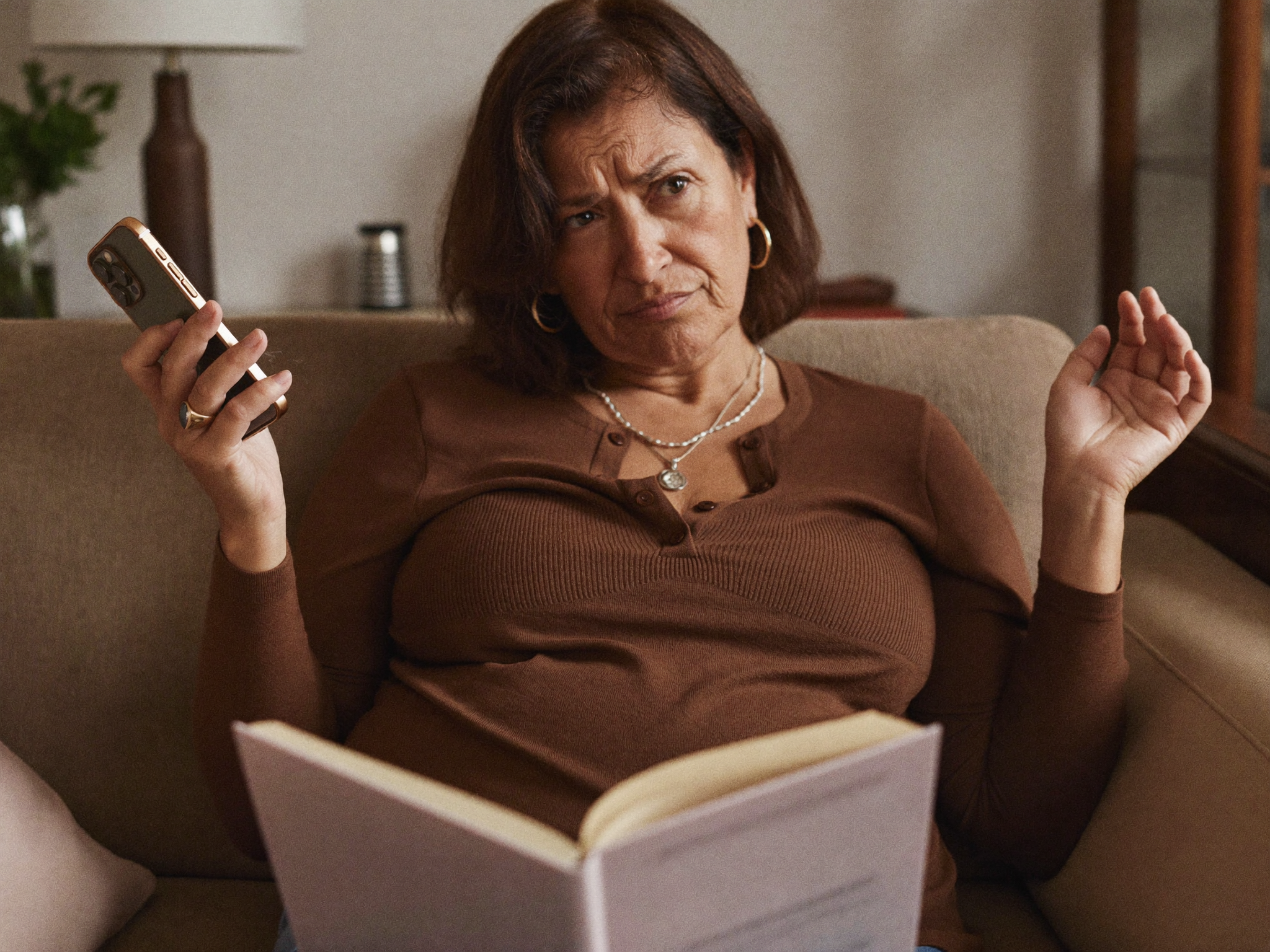 Mujer con dudas antes de comprar