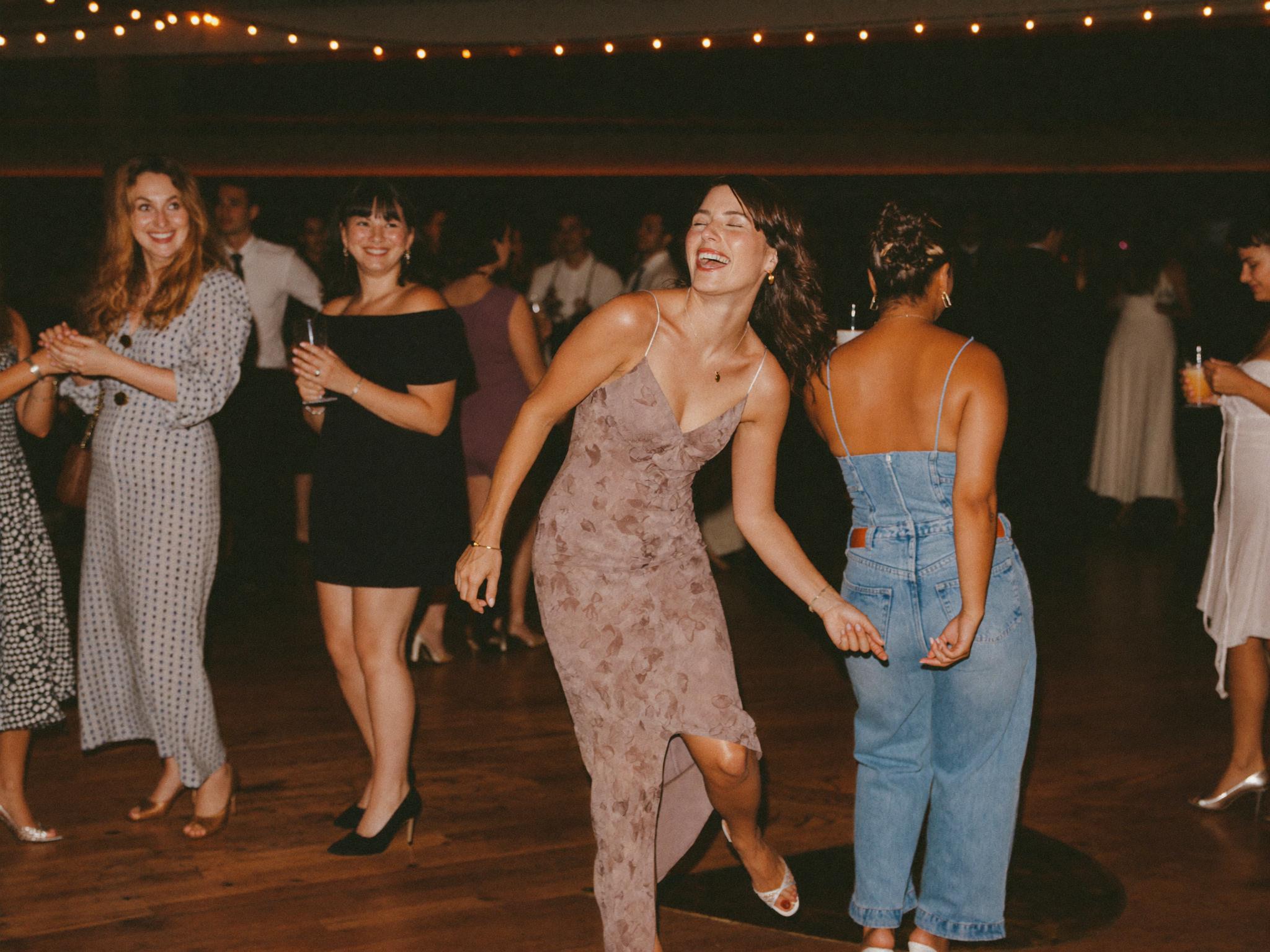 Mujer bailando libre en la quinceañera