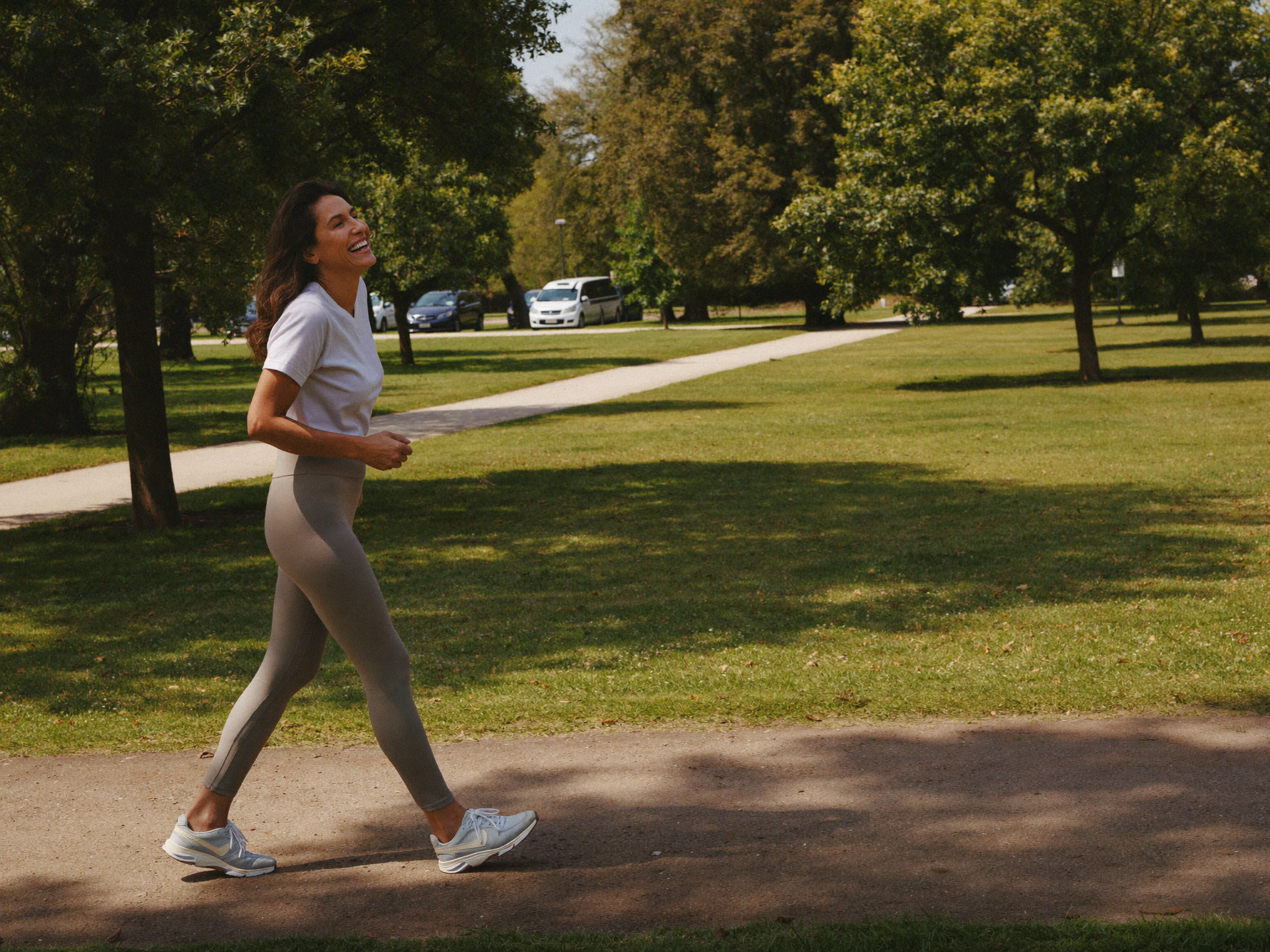 Mujer caminando libre un domingo