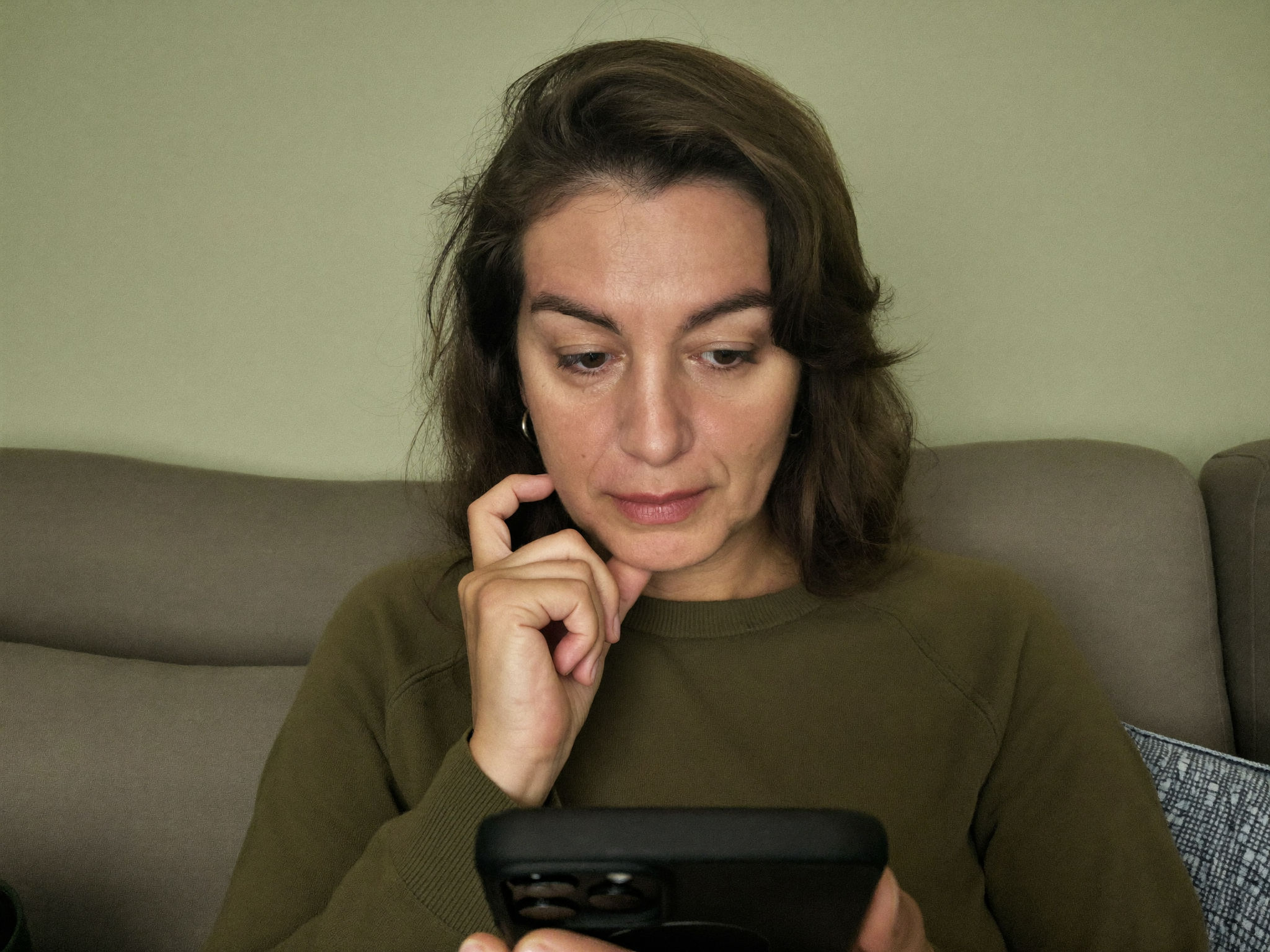 Mujer con dudas antes de comprar