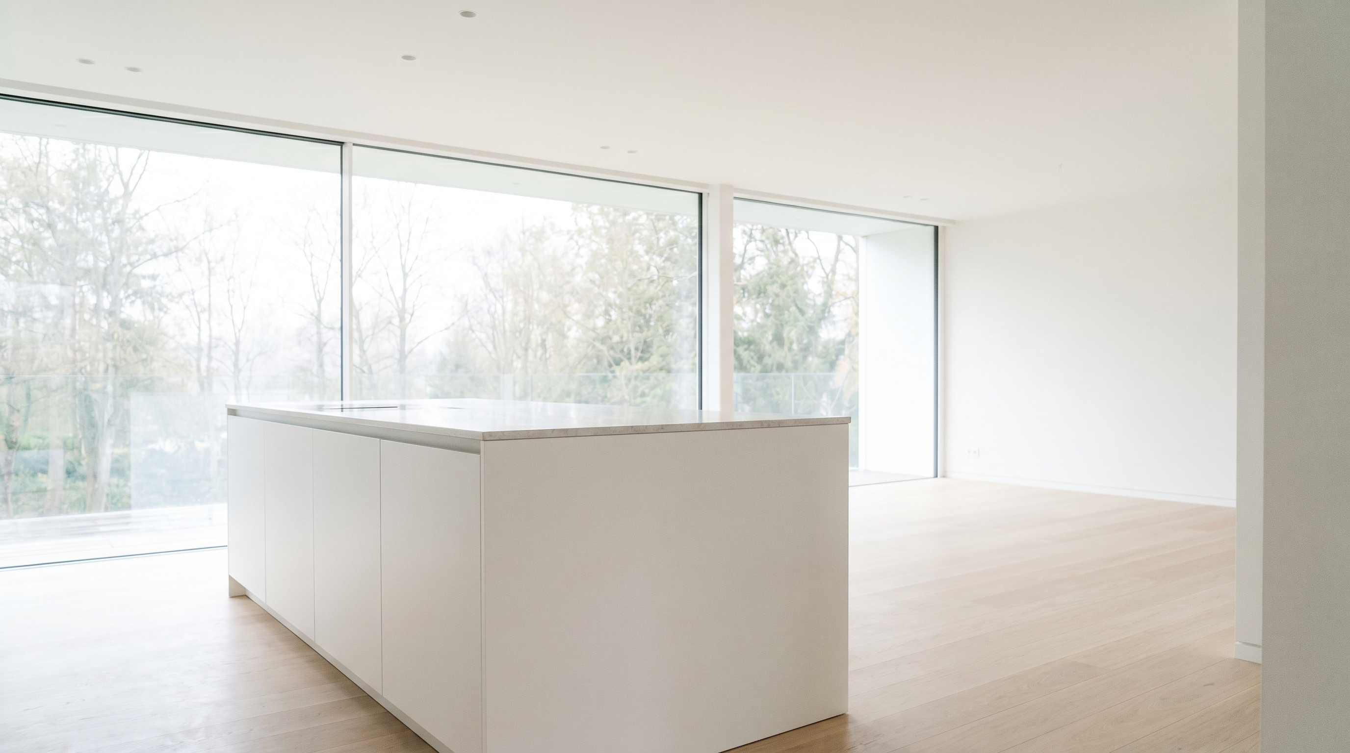 Helle moderne Küche mit eingebauten Haushaltsgeräten