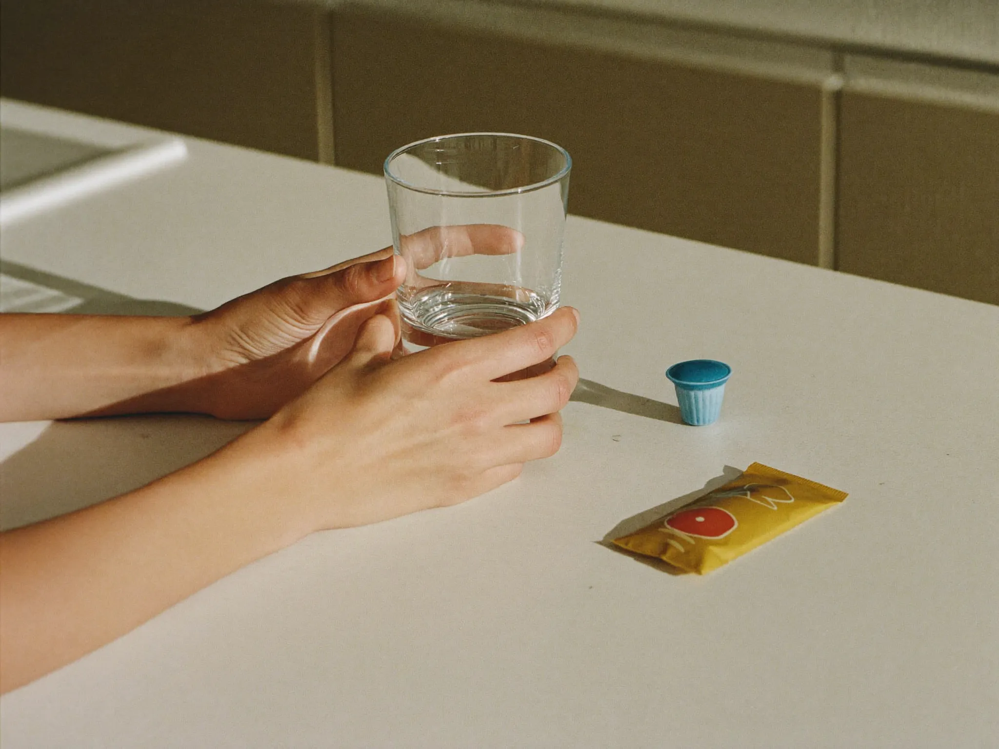 Préparer le verre d'eau et la gélule