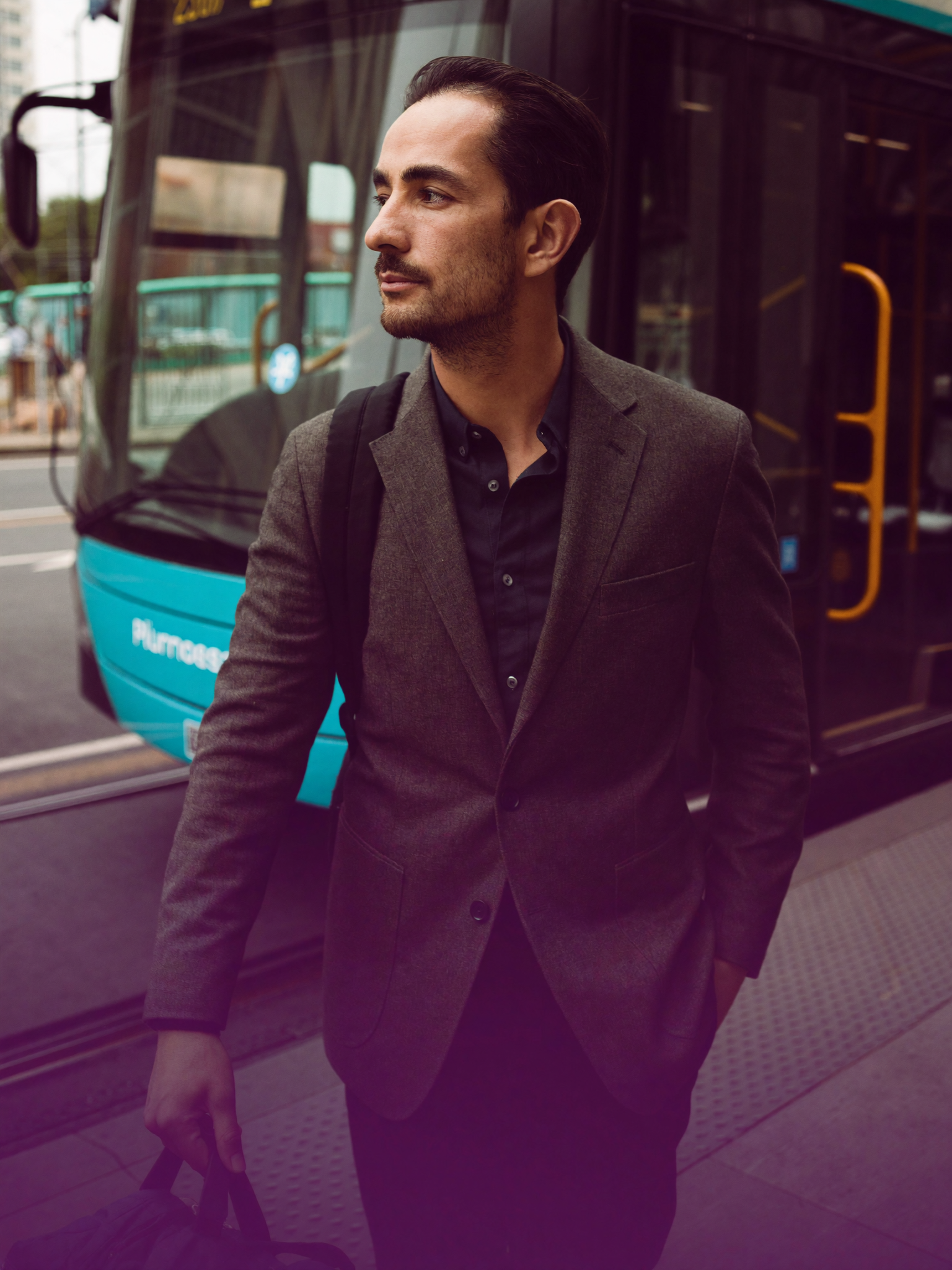 Pessoa descendo de ônibus elétrico