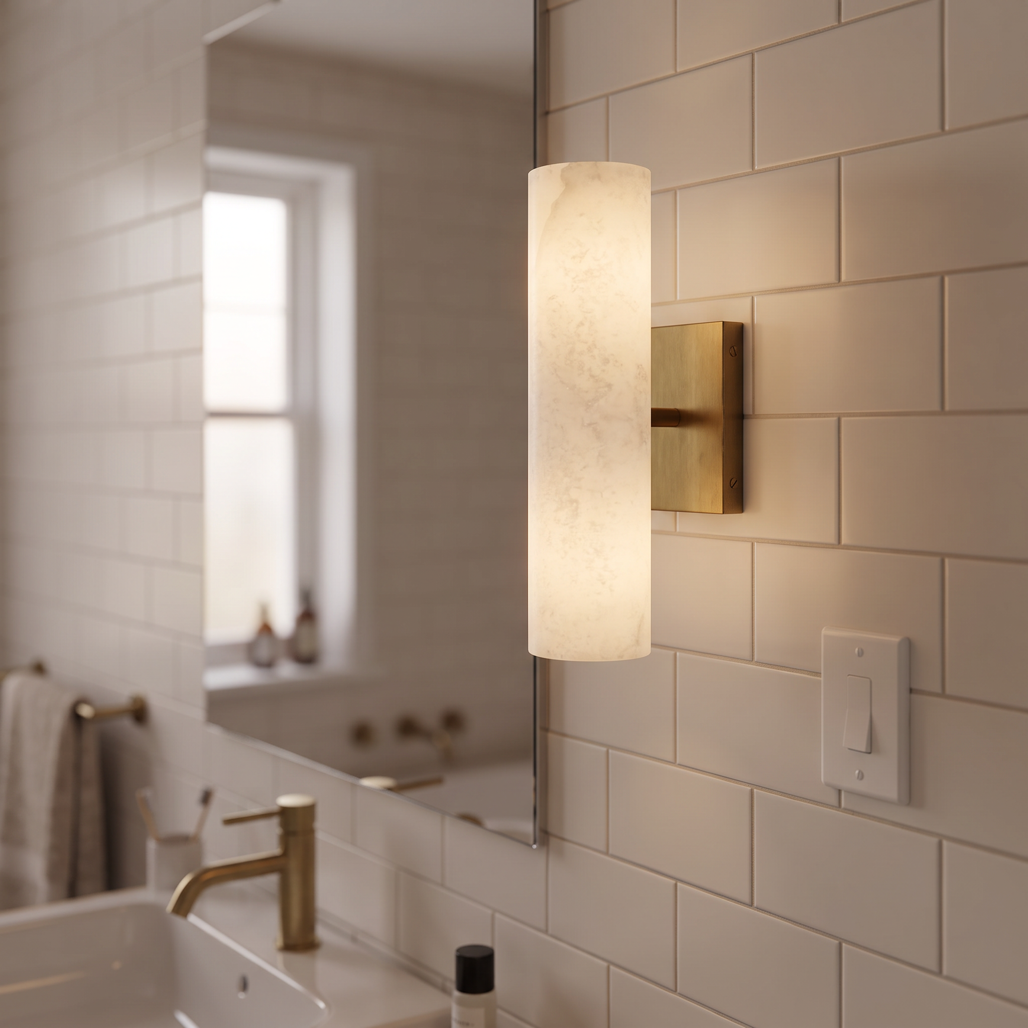 Wandlamp badkamer boven spiegel in albast, gemonteerd naast een badkamerspiegel