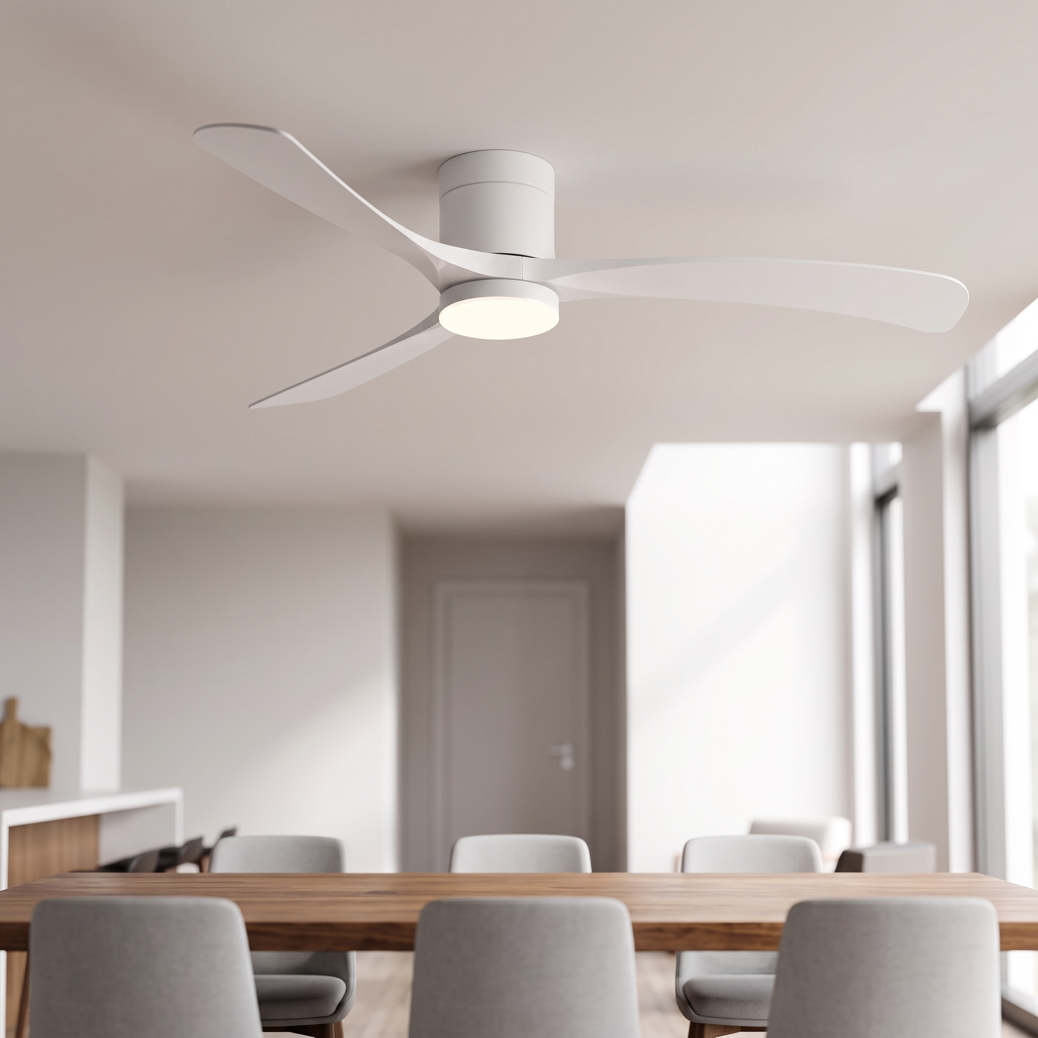 Plafondventilator van 142 cm met LED boven een eettafel