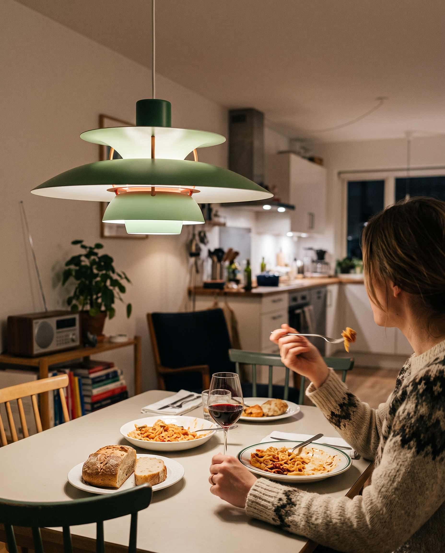 Scandinavische Hanglamp Eettafel Metaal Kleurrijk Retro Deens Design Woonkamer Keukeneiland in gebruik
