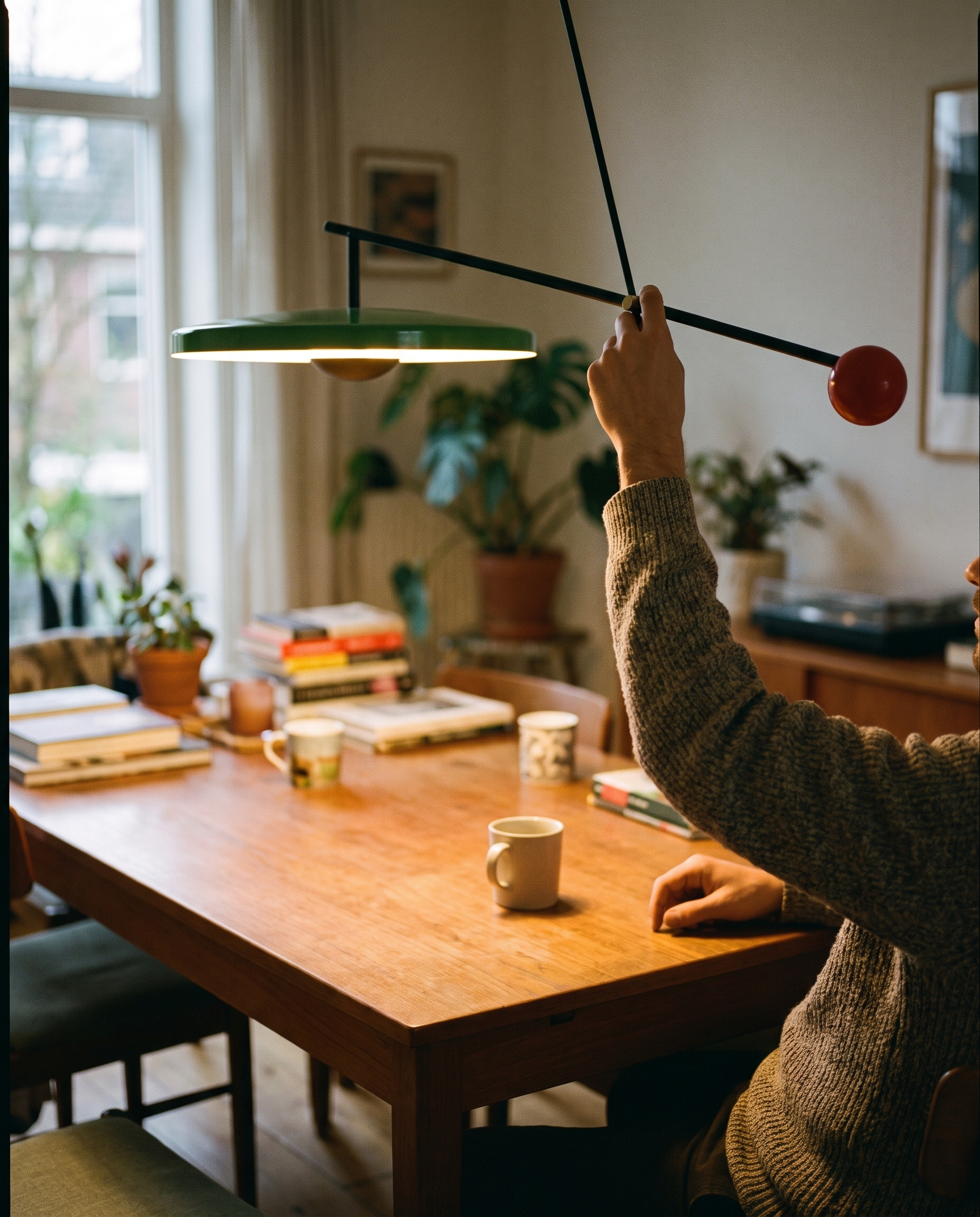 Mid-Century Swing Hanglamp — Kinetisch Design met Zwevende Schijf & Contragewicht in gebruik