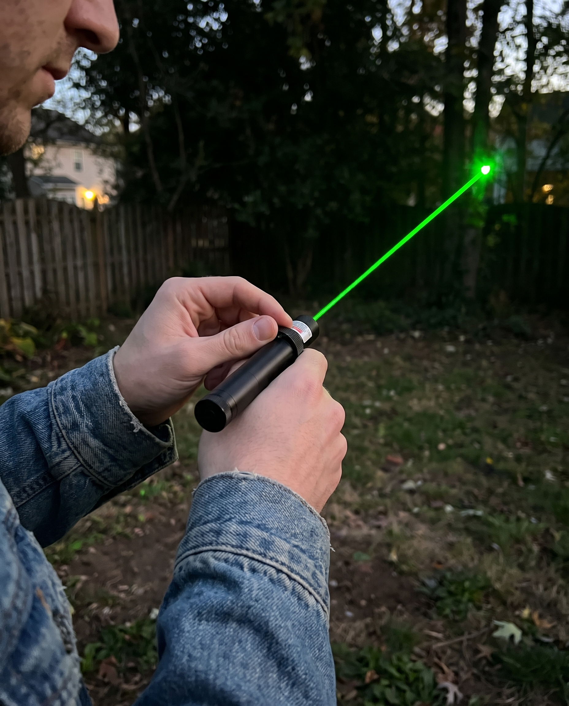 Laserpen 10000m Bereik USB Oplaadbaar Metaal Instelbare Focus Rood Groen in gebruik