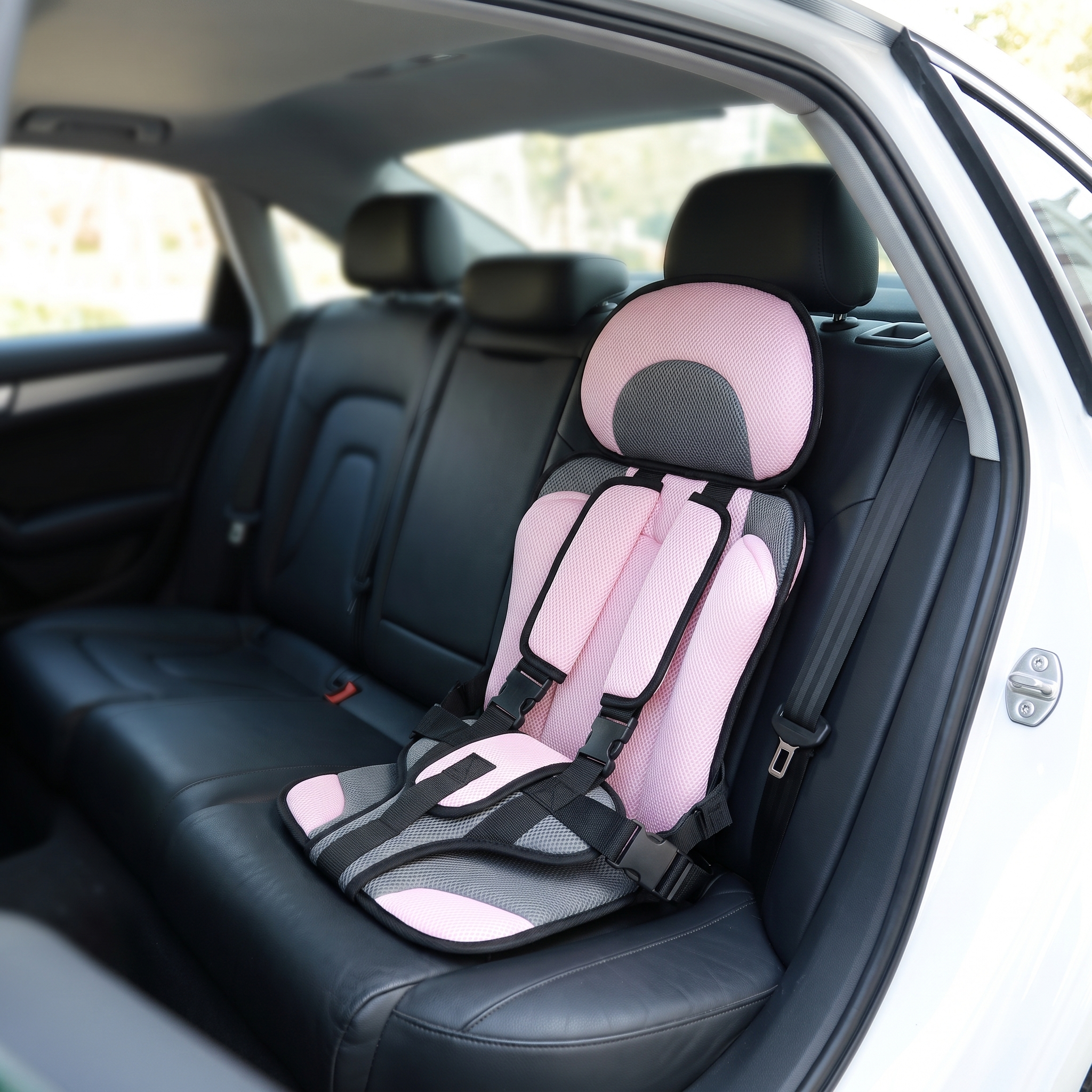 Autostoel met ISOFIX gemonteerd op de achterbank van een auto