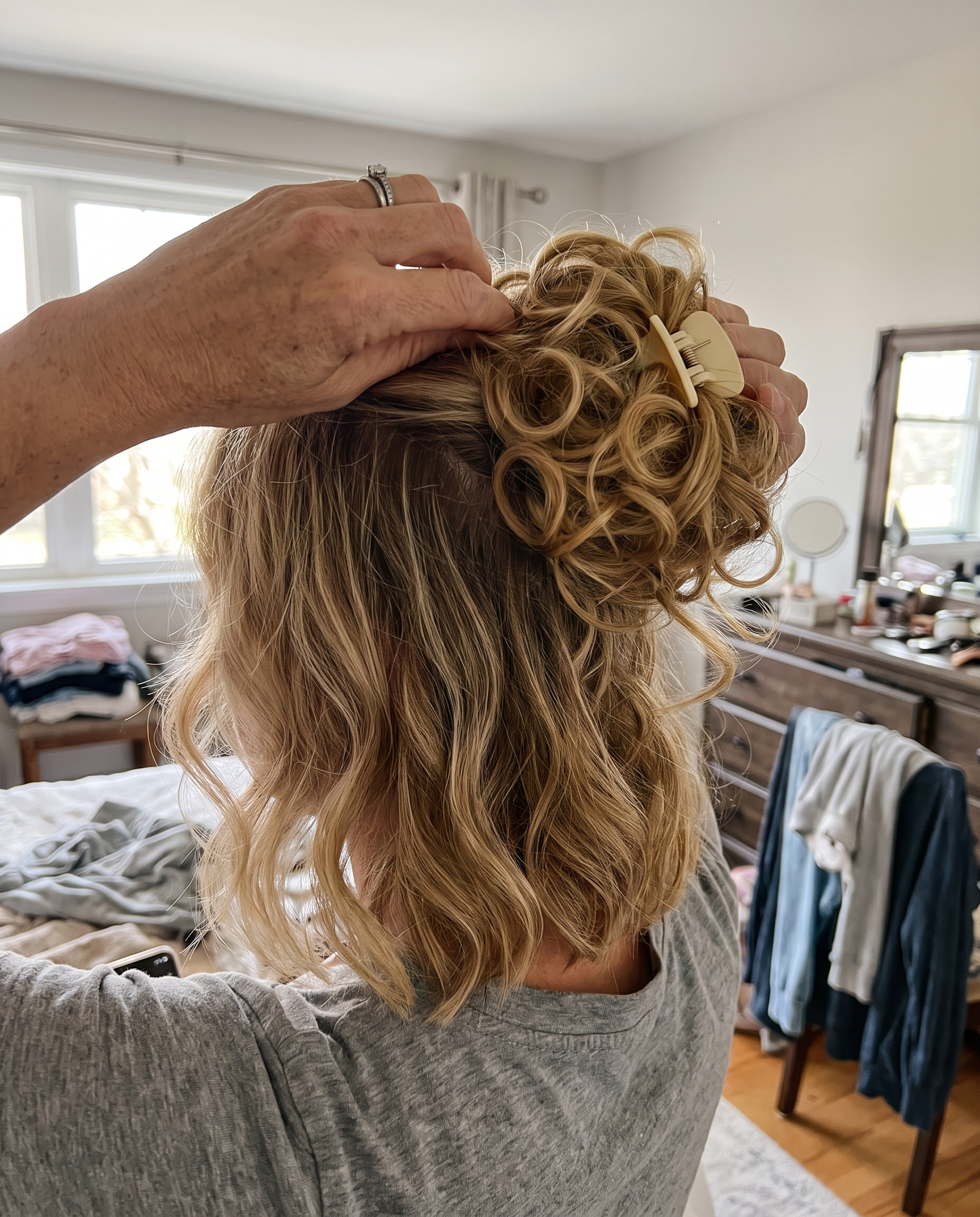 Clip-In Hair Bun met Krullen – Vollere Knot in Seconden zonder Styling | Sansoti in gebruik