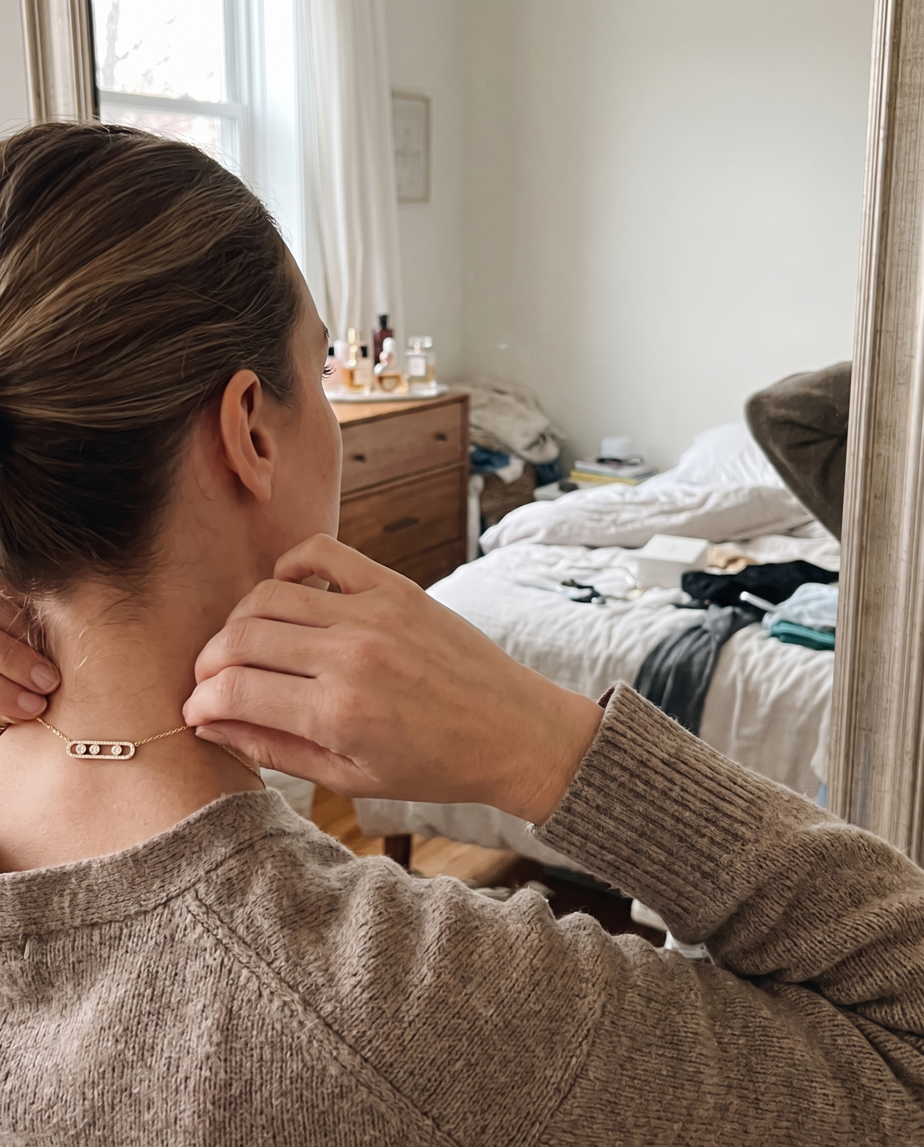 Collier élégant avec trois diamants mobiles porté