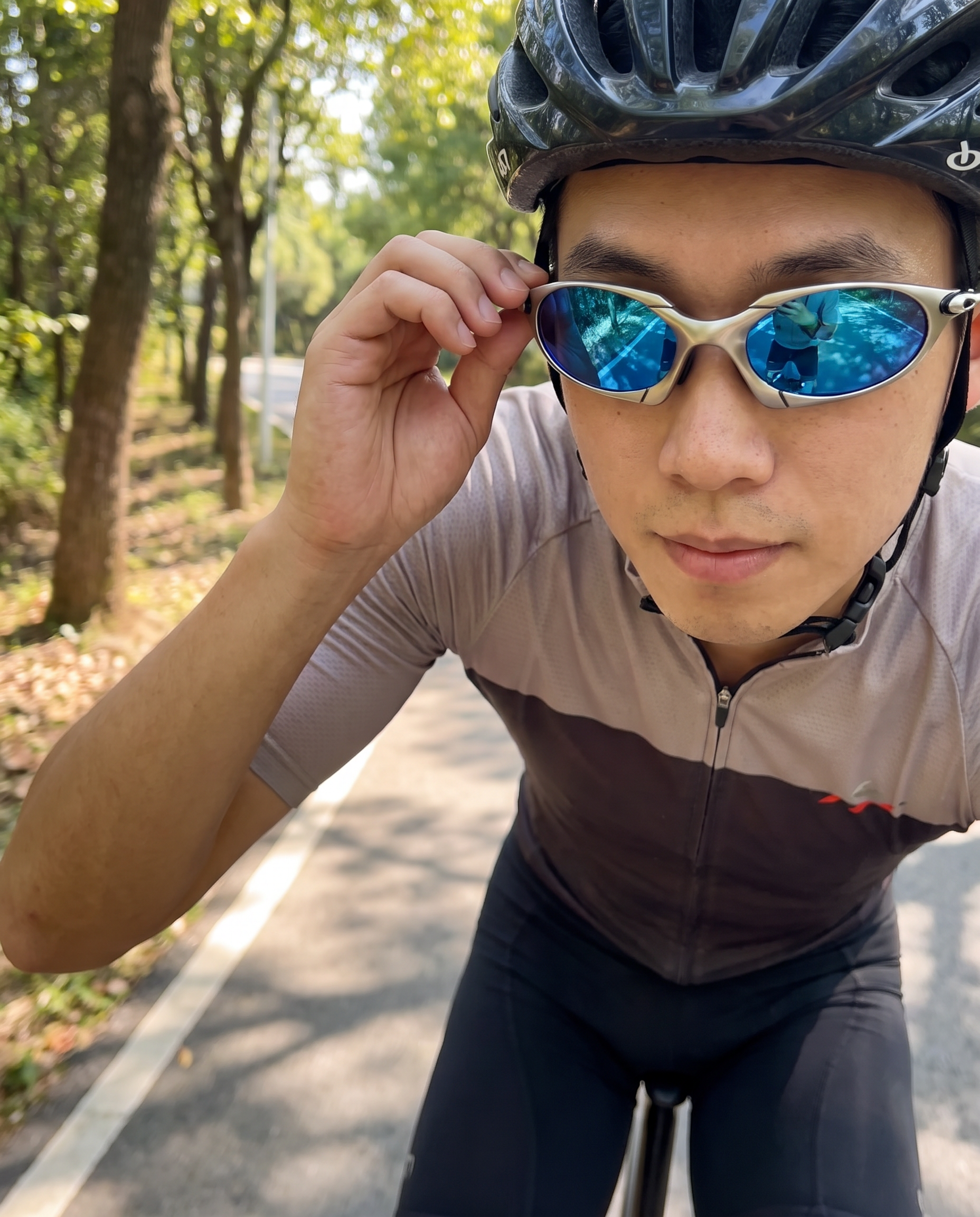 Sportliche Herrensonnenbrille mit polarisierten Gläsern im Einsatz