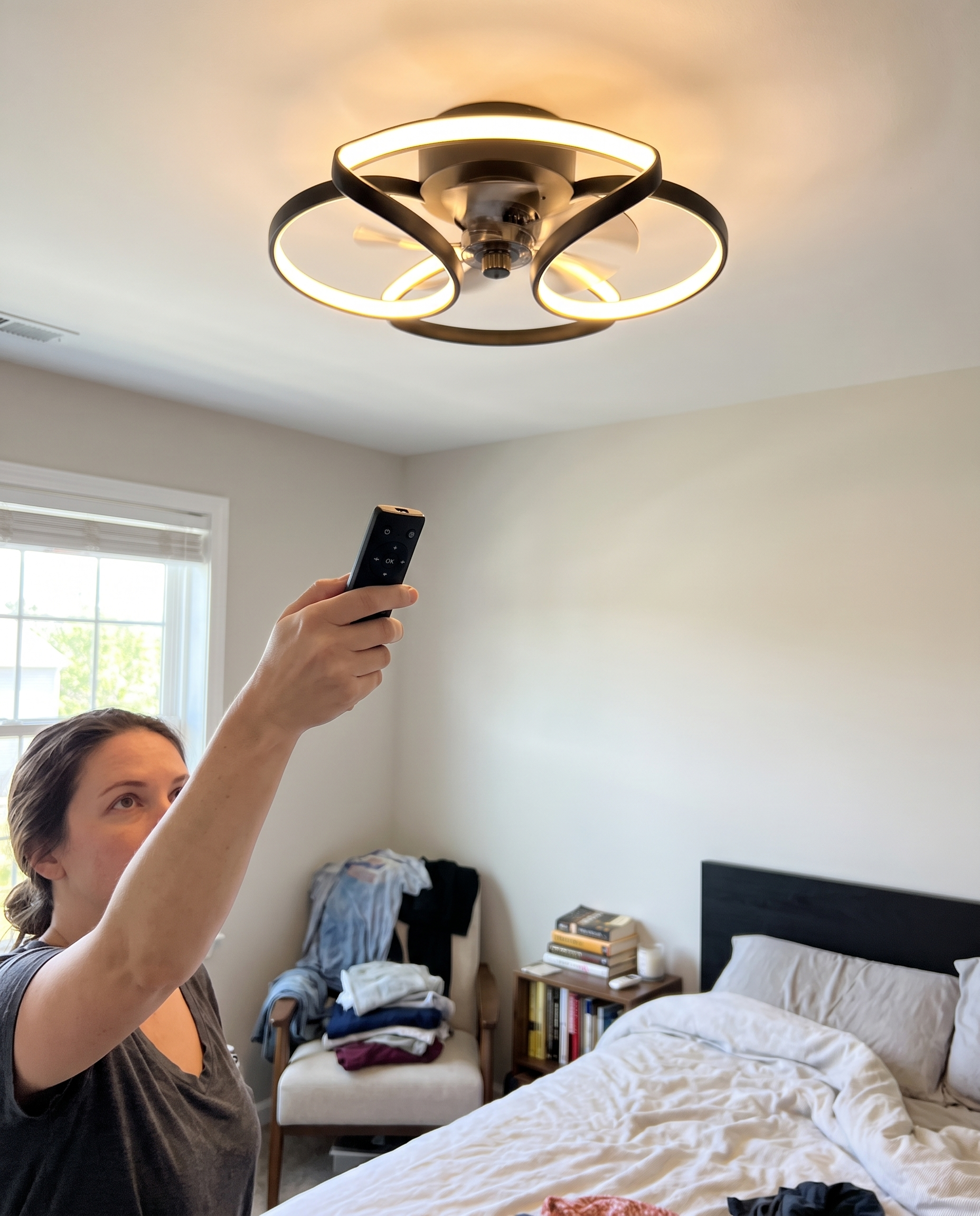 Moderner Blumen-Deckenventilator mit LED-Beleuchtung und Fernbedienung in Gebrauch