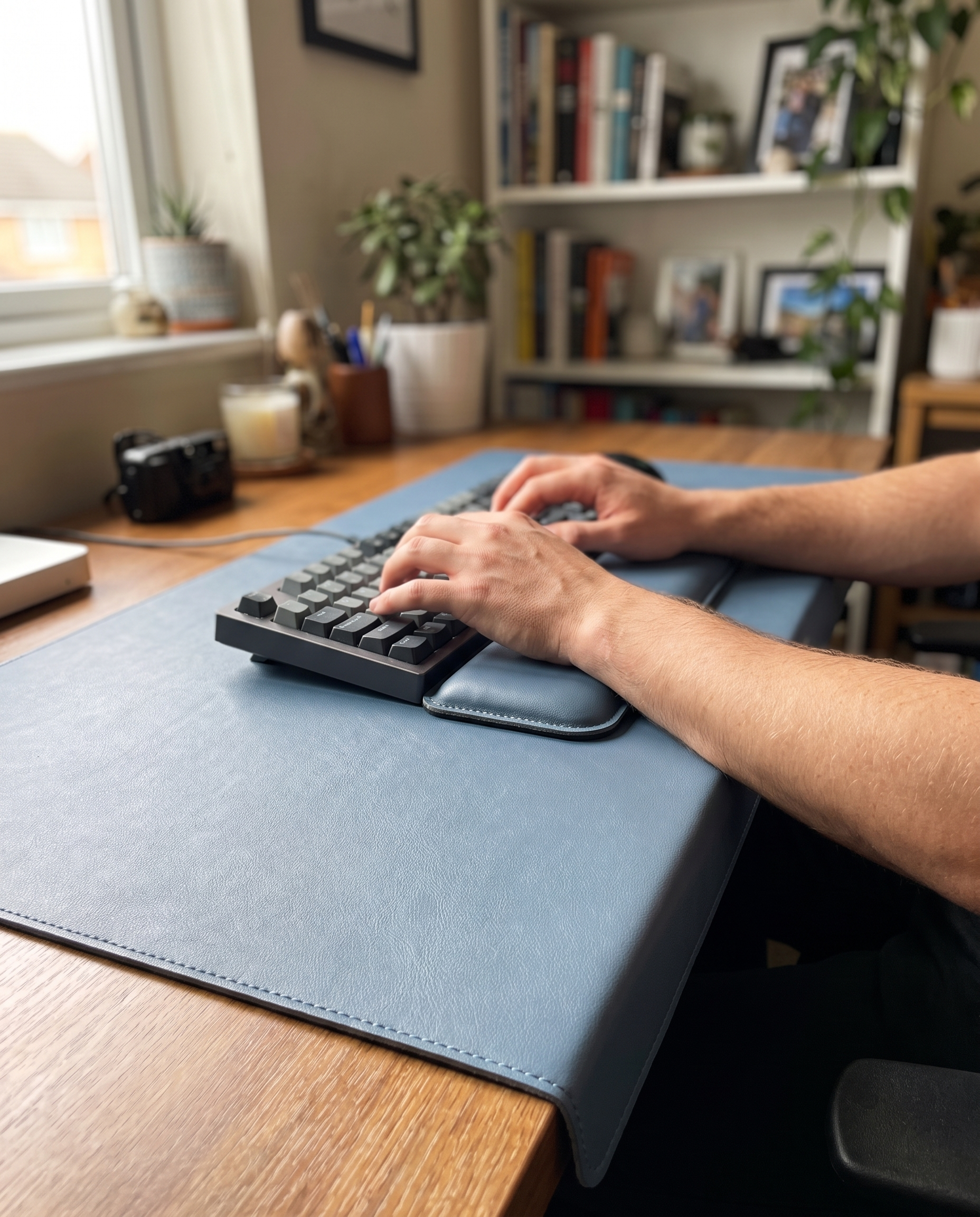 Ergonomische Schreibtischunterlage mit Handgelenkauflage 60-90 cm | Sansoti in Gebrauch