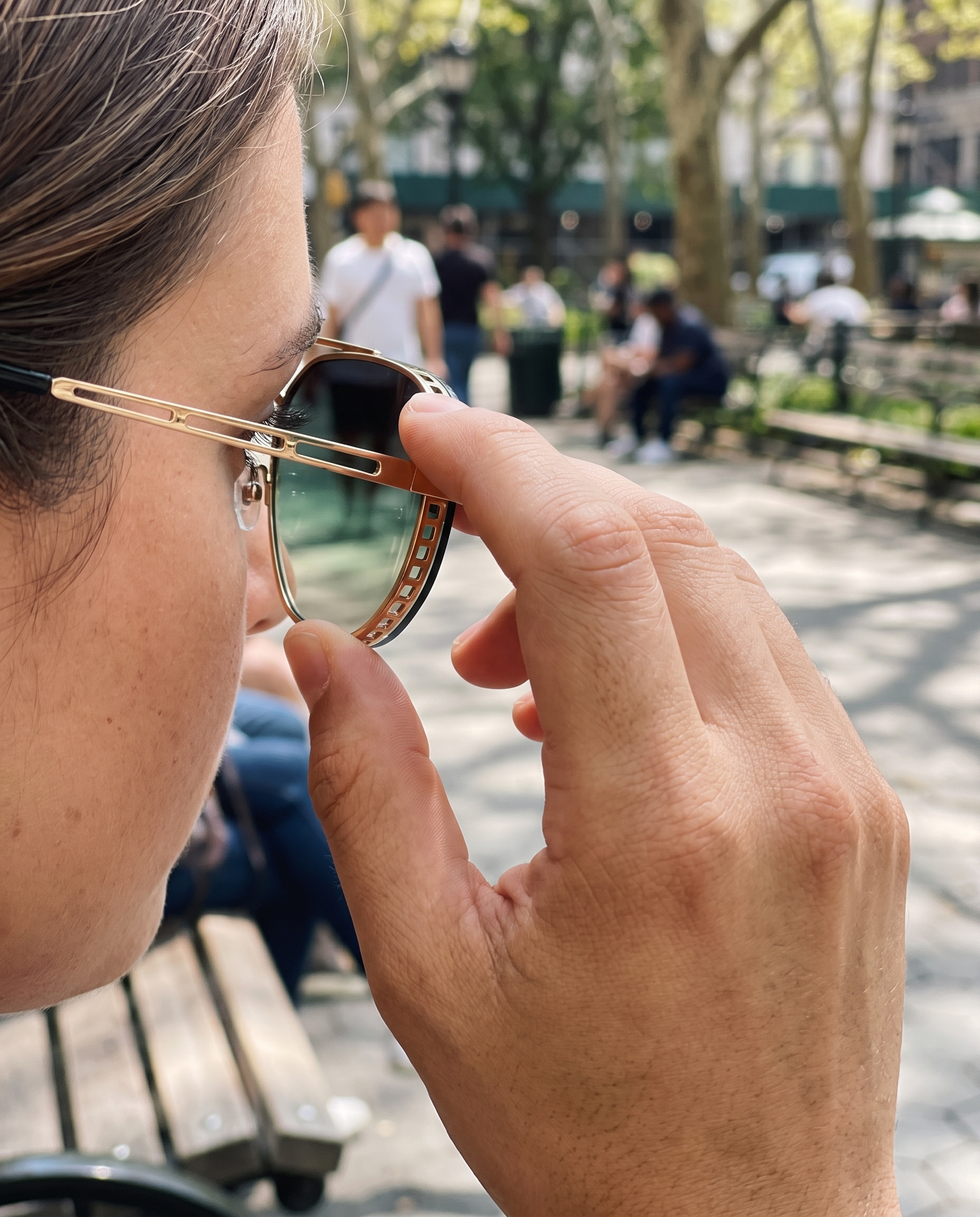 Lunettes de soleil métalliques minimalistes avec protection UV, verres ronds unisexes | Sansoti en situation