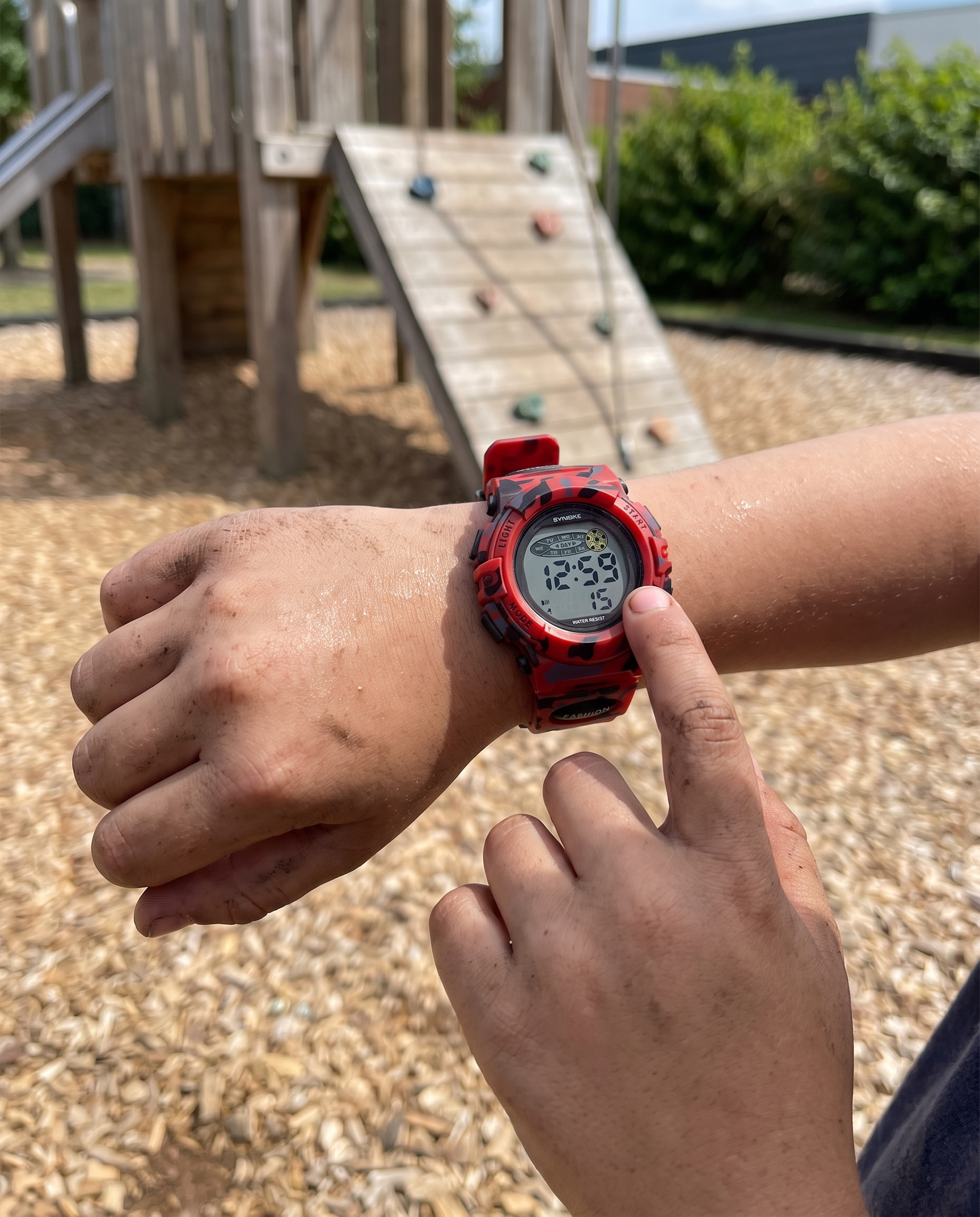 Digitale Kinderuhr wasserdicht sportlich mit Stoppuhr, Datum und Alarm in Gebrauch