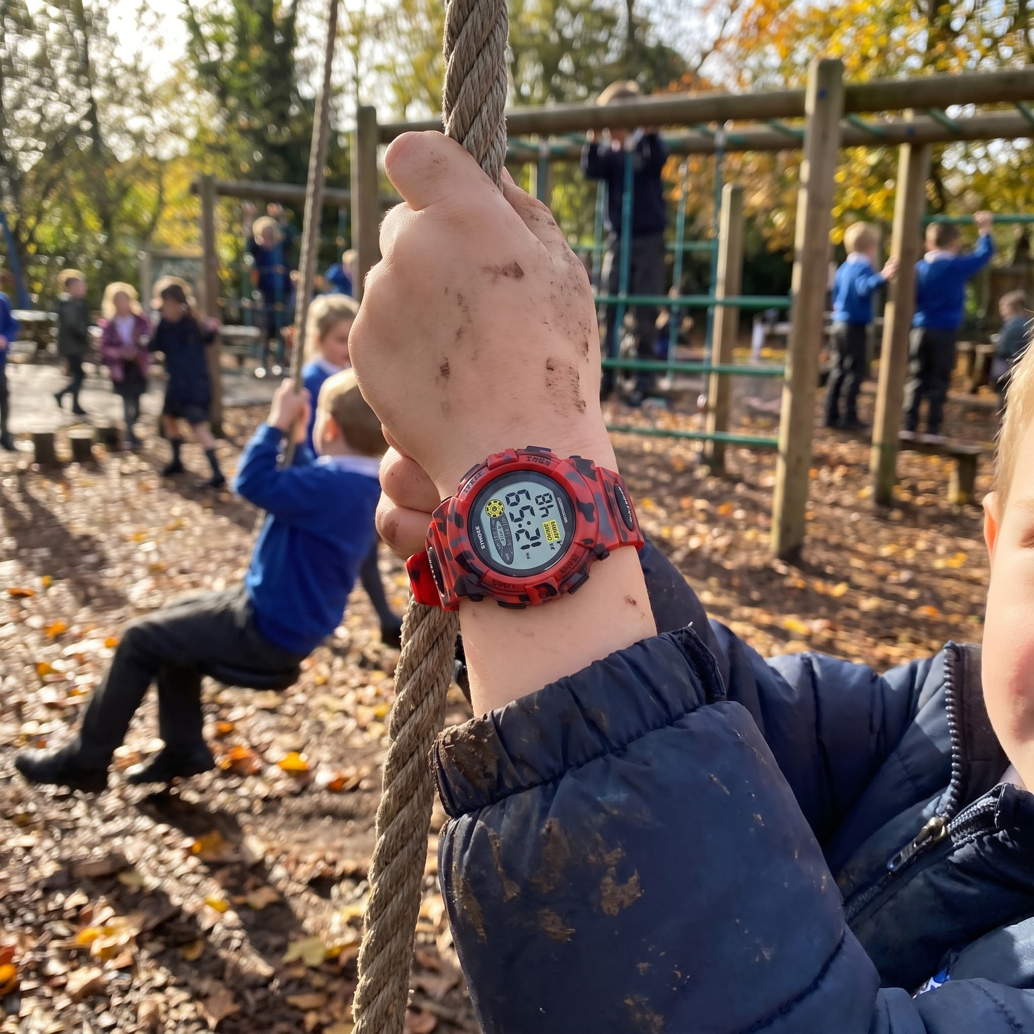 Digitale Kinderuhr wasserdicht sportlich mit Stoppuhr, Datum und Alarm im Lifestyle-Einsatz