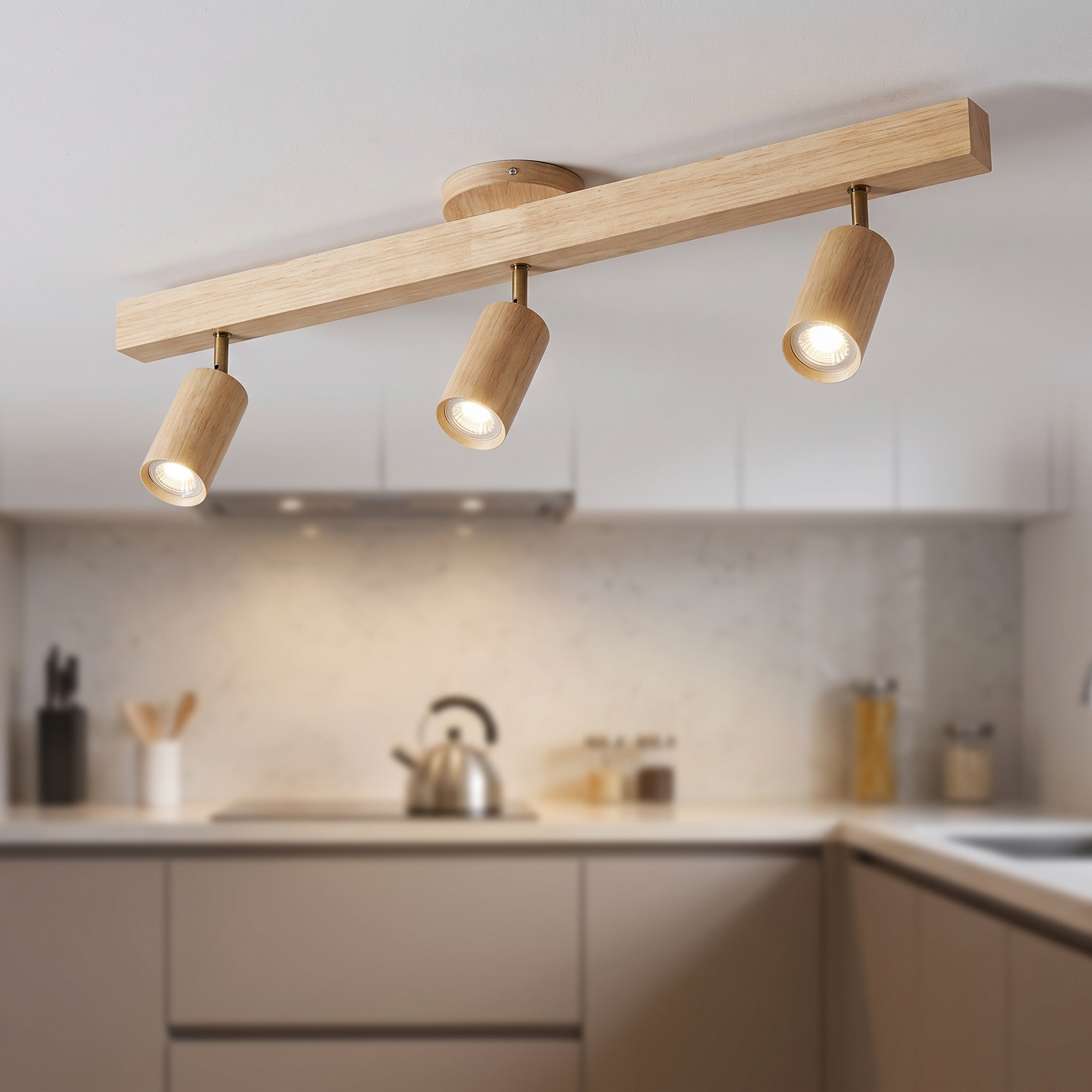 Rampe de spots en bois avec 3 spots au-dessus d’un plan de travail de cuisine