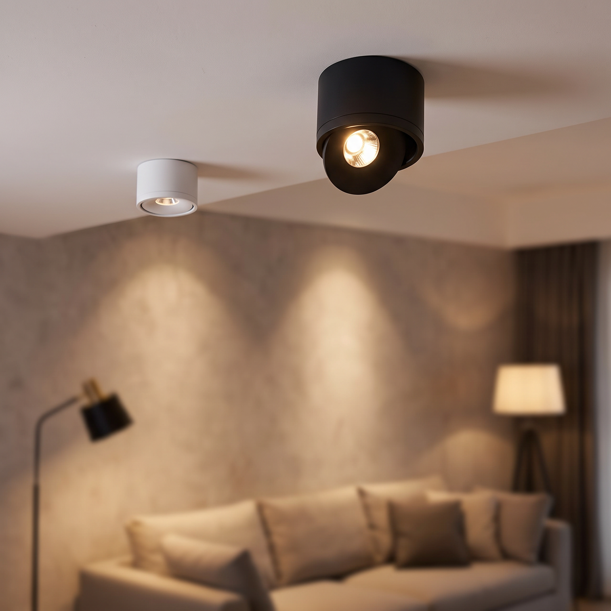 Spot de plafond noir dimmable projetant un faisceau lumineux chaleureux sur un mur