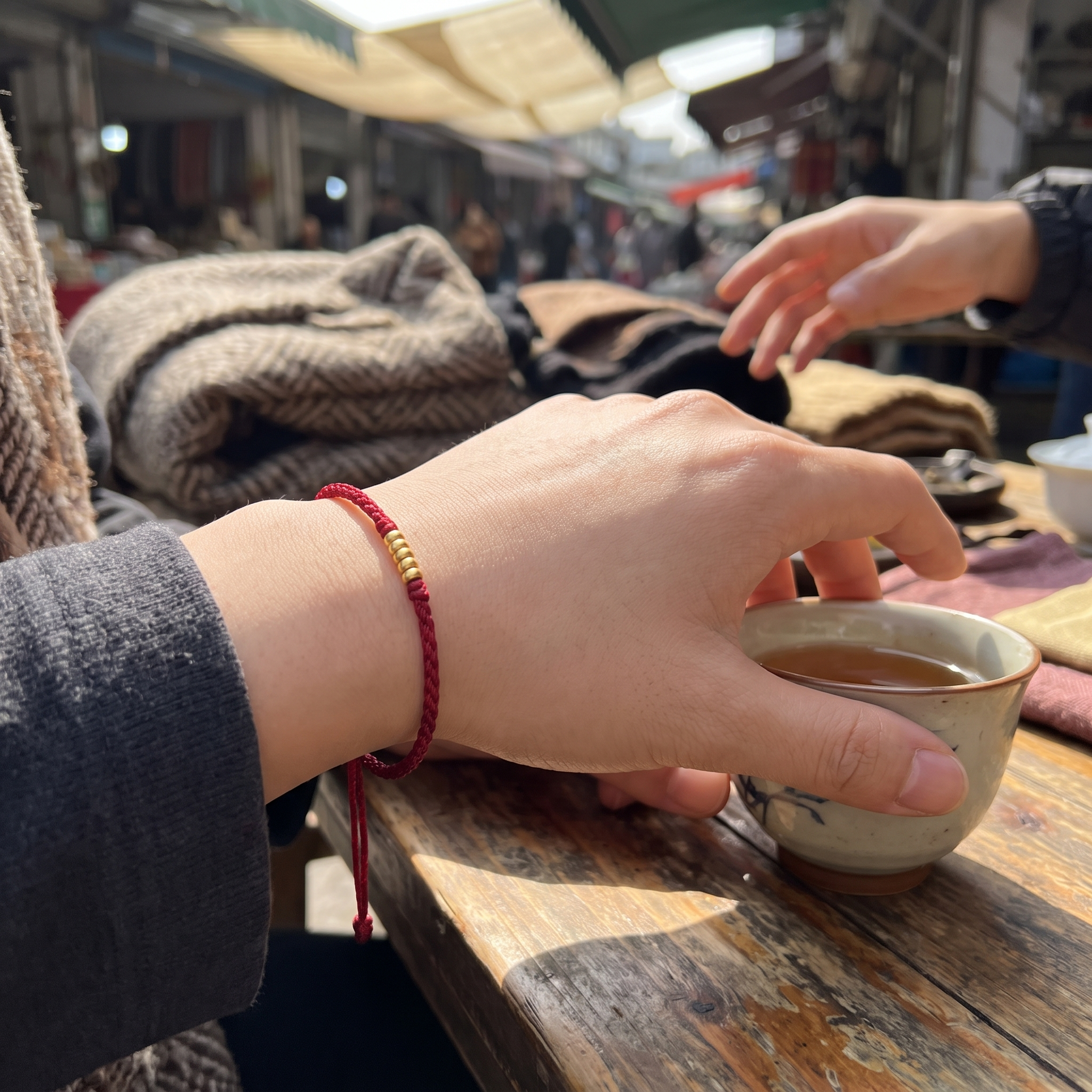Pleciona bransoletka z koralikami i amuletem ochronnym - styl życia