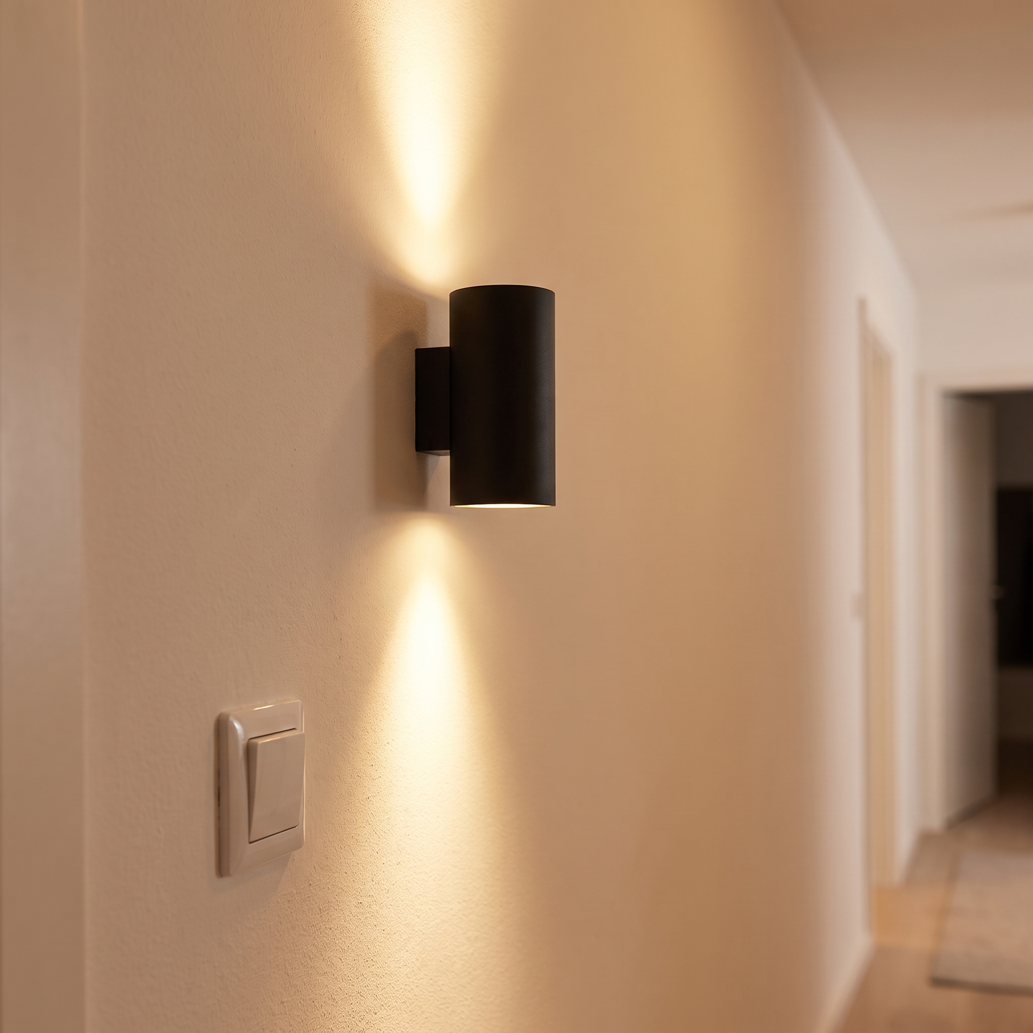 Aluminium-Up-and-Down-Wandleuchte in einem Flur mit warmweißem Licht an der Wand
