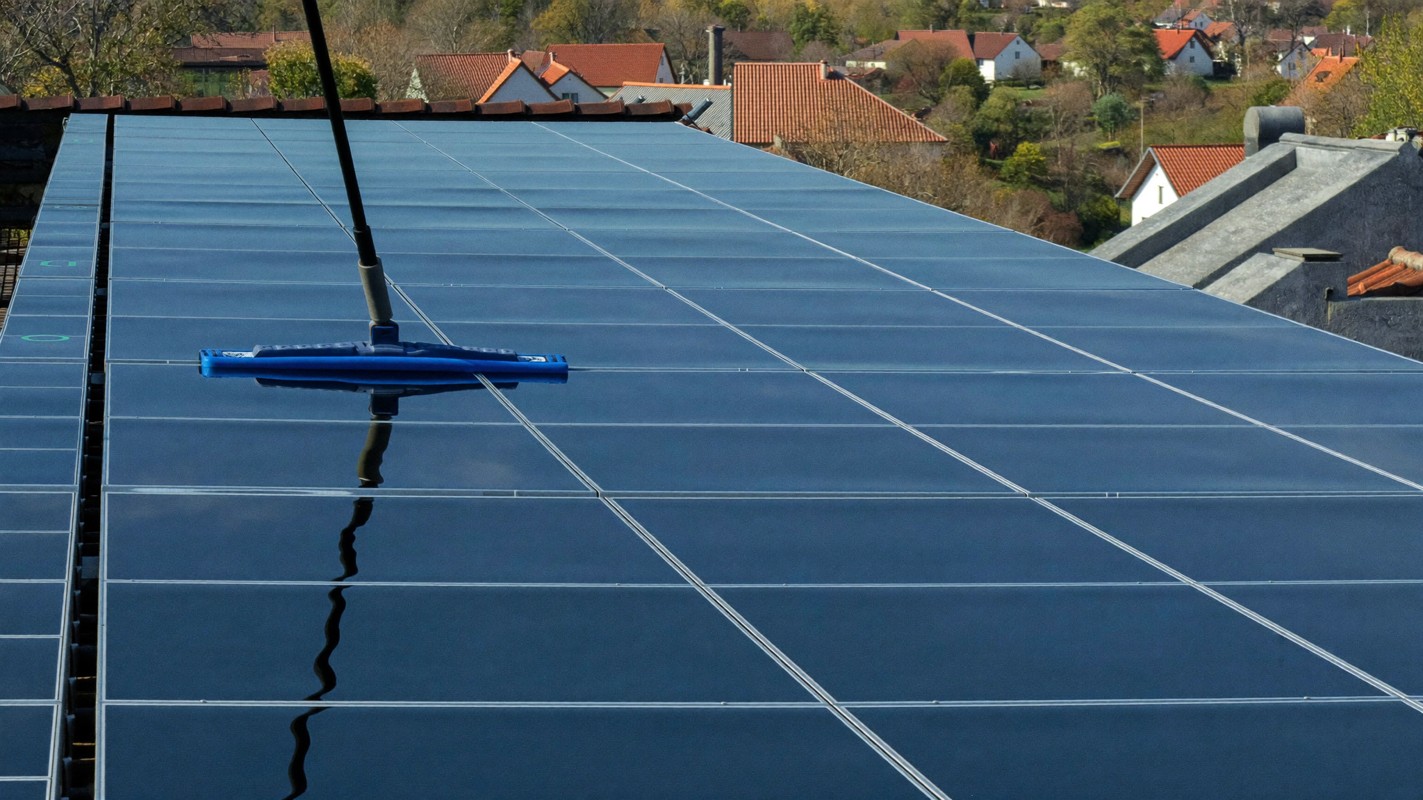 Solarmodule auf einem Dach werden gereinigt