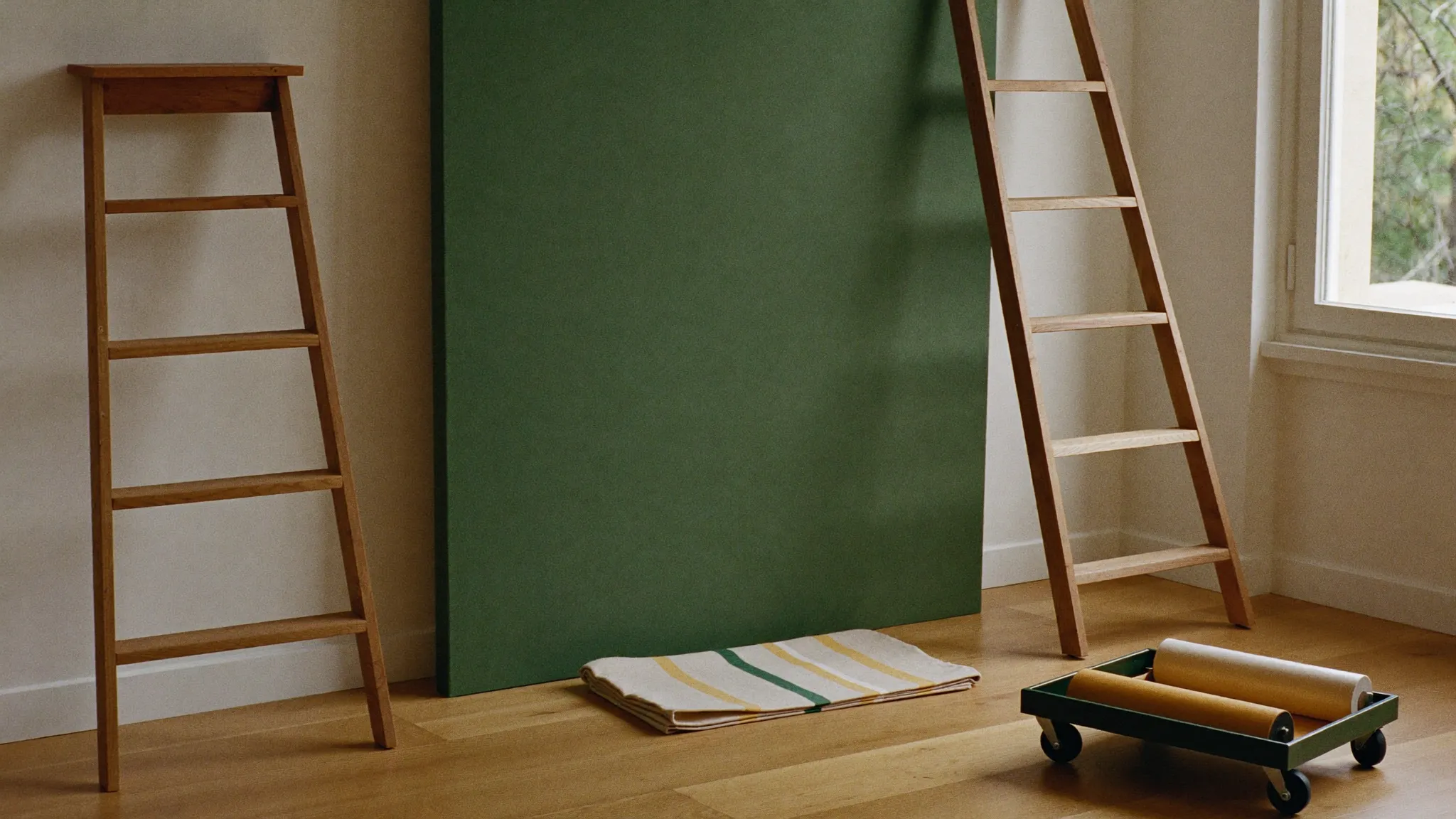 Vers geschilderde woonkamer met diepgroene wand