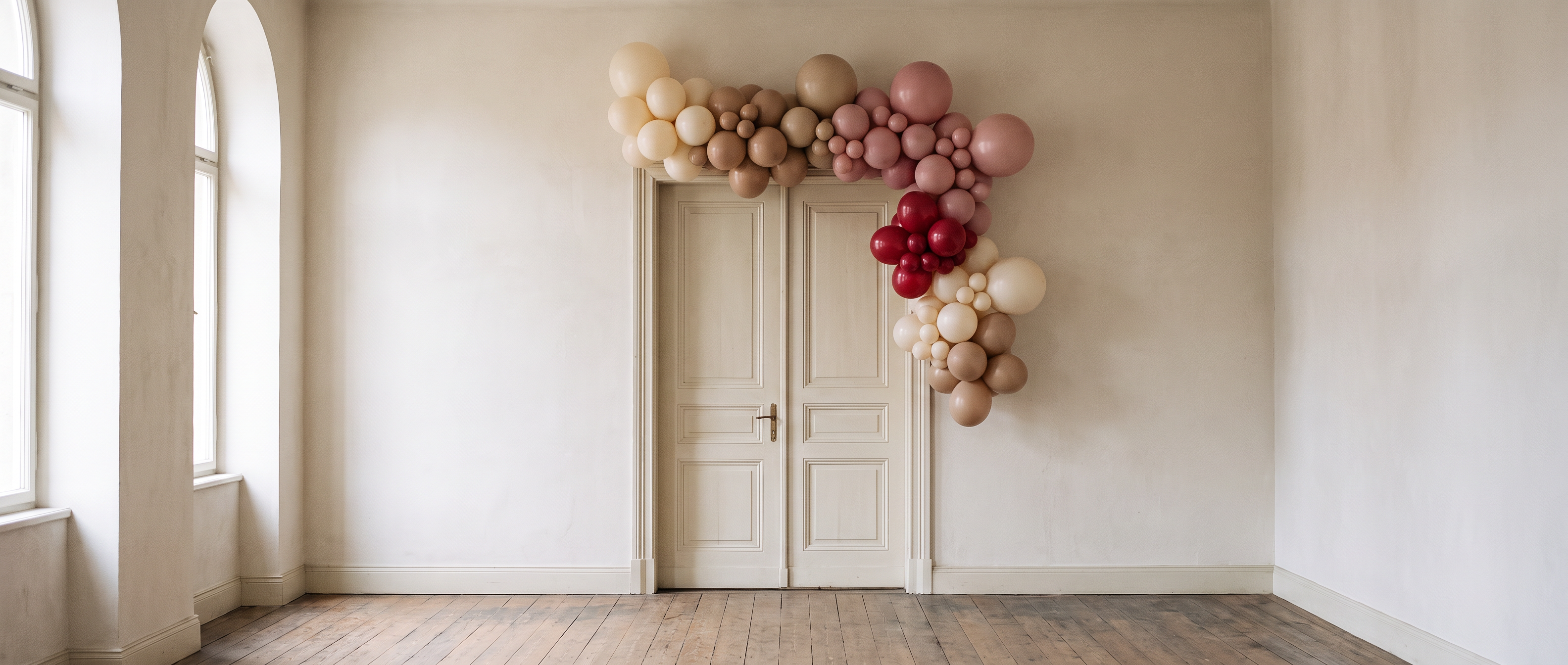 Ballonnenboog rond een hoge deur