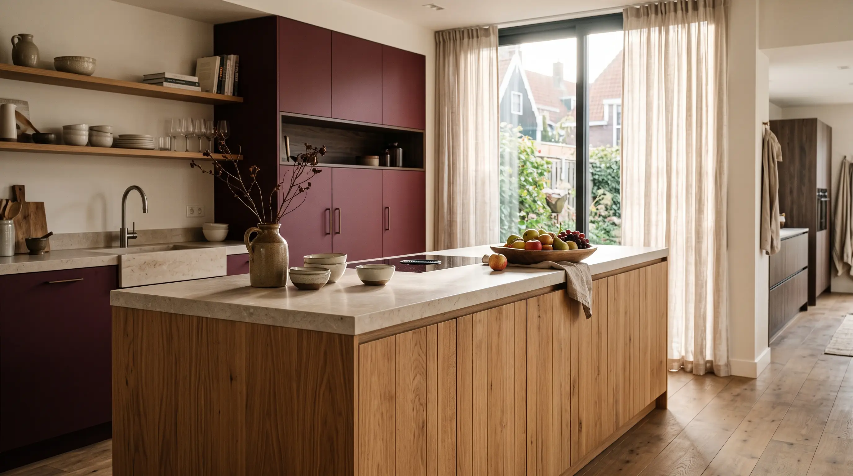 Warme keuken met eiken eiland en wijnrode kastenwand in de showroom van Gerry Keukens
